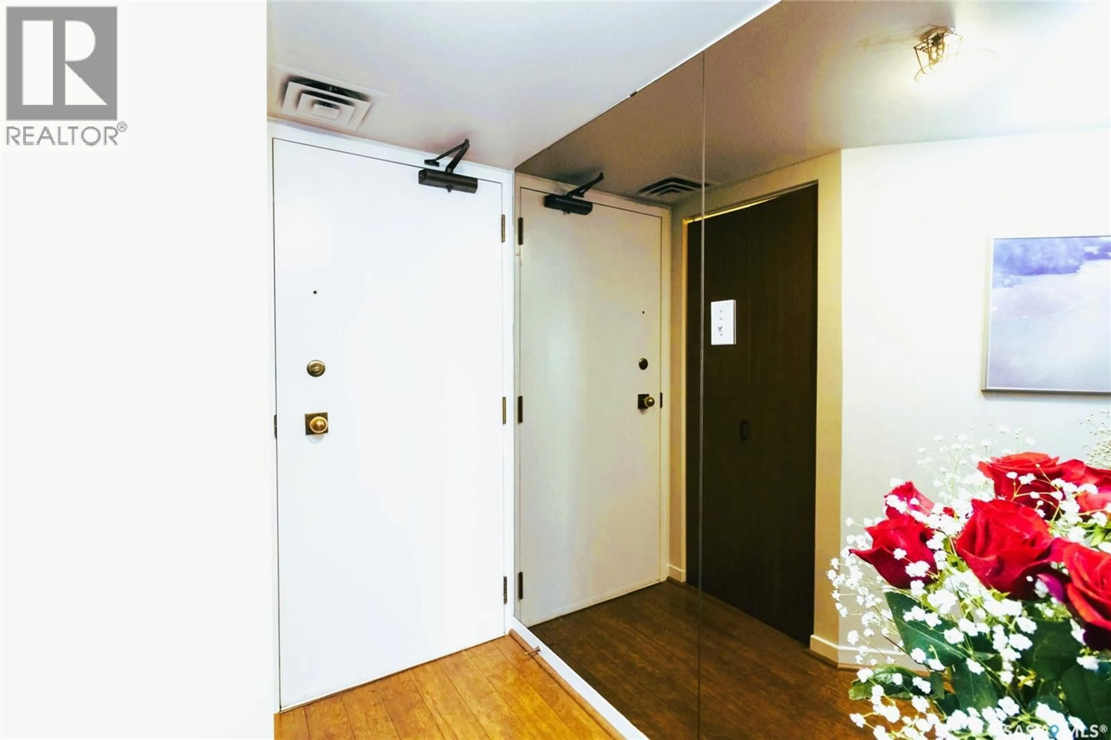 Indoor foyer for 424 - 1780 SPADINA CRESCENT, Saskatoon Saskatchewan S7K6X7