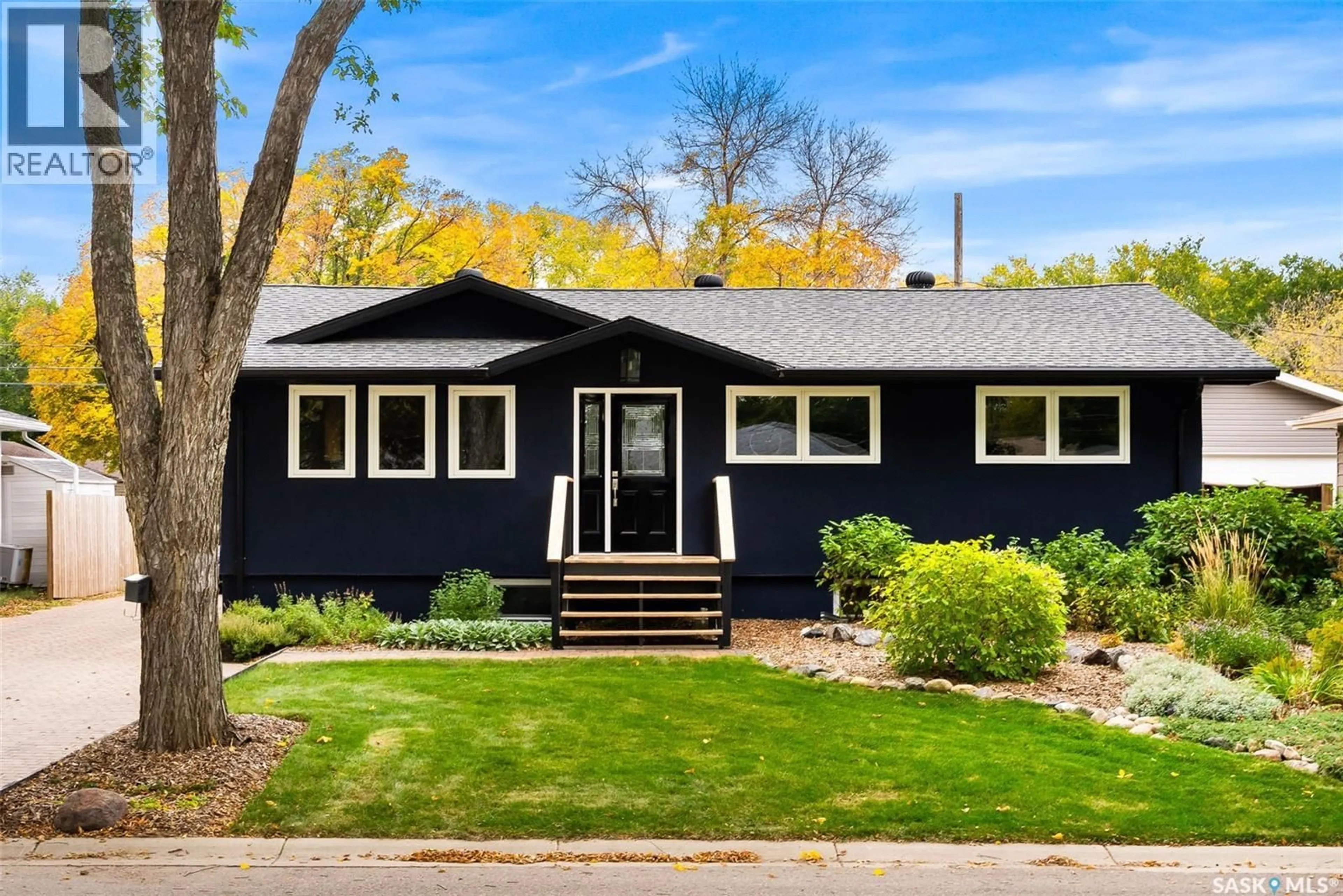 Home with vinyl exterior material, street for 118 LANGLEY STREET, Regina Saskatchewan S4S3V8