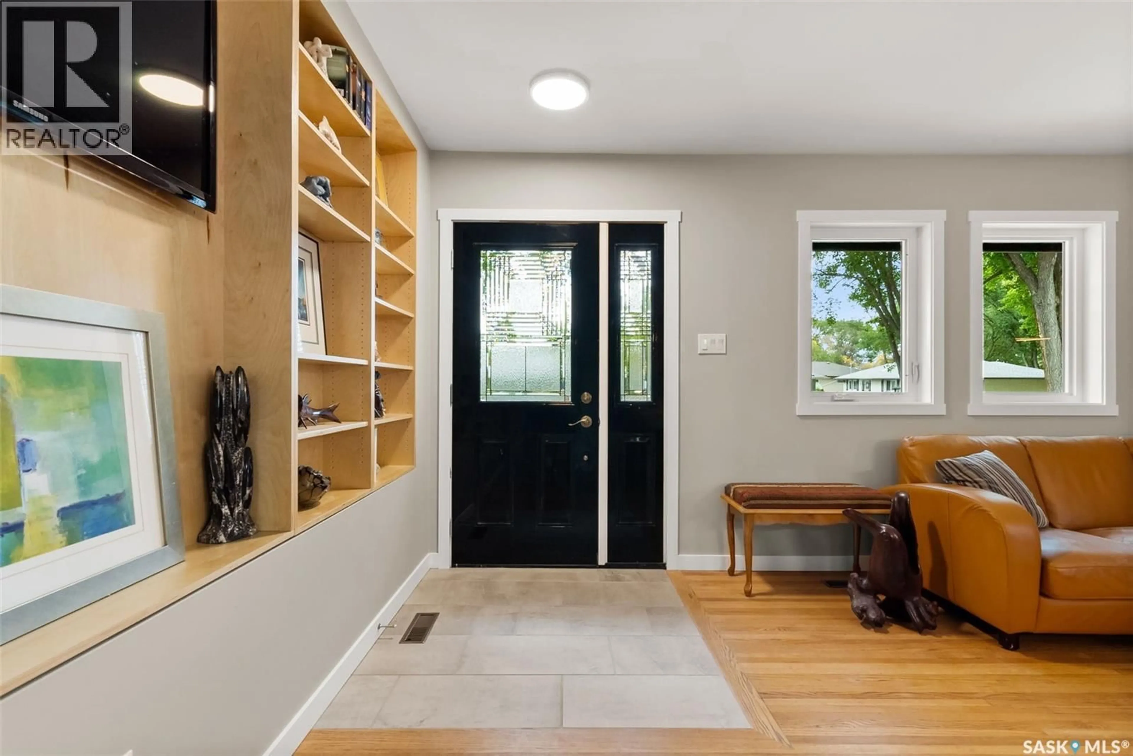 Indoor entryway for 118 LANGLEY STREET, Regina Saskatchewan S4S3V8