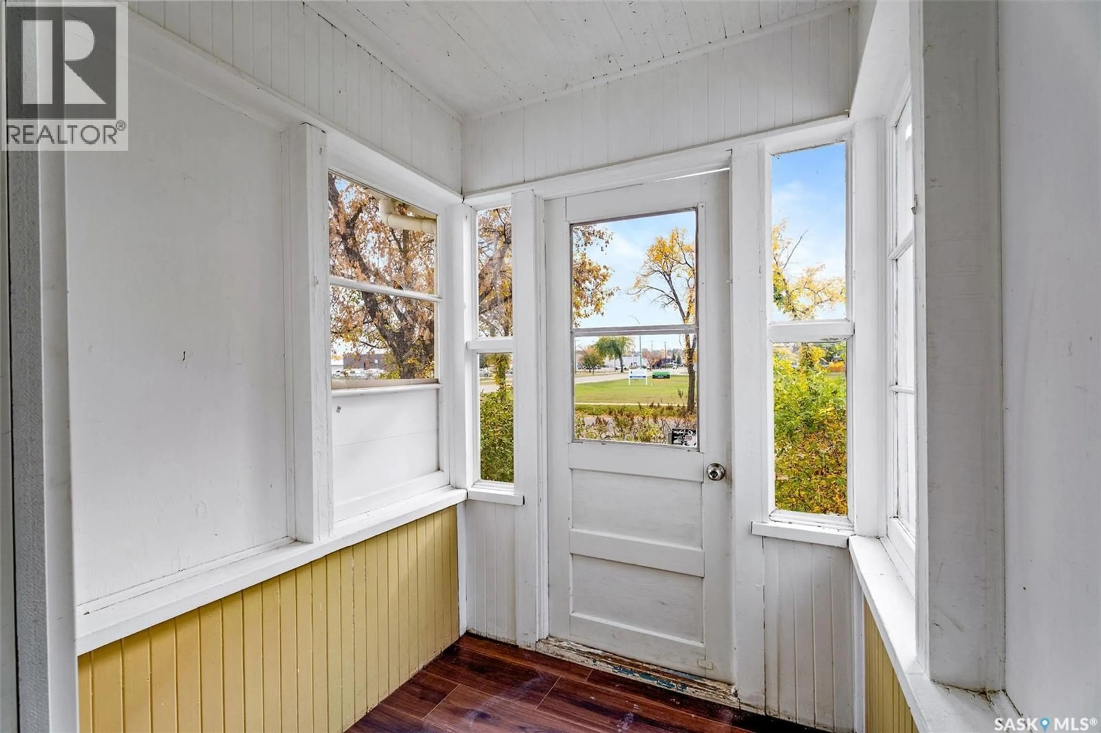 Indoor entryway for 580 11TH STREET, Prince Albert Saskatchewan S6V1A9