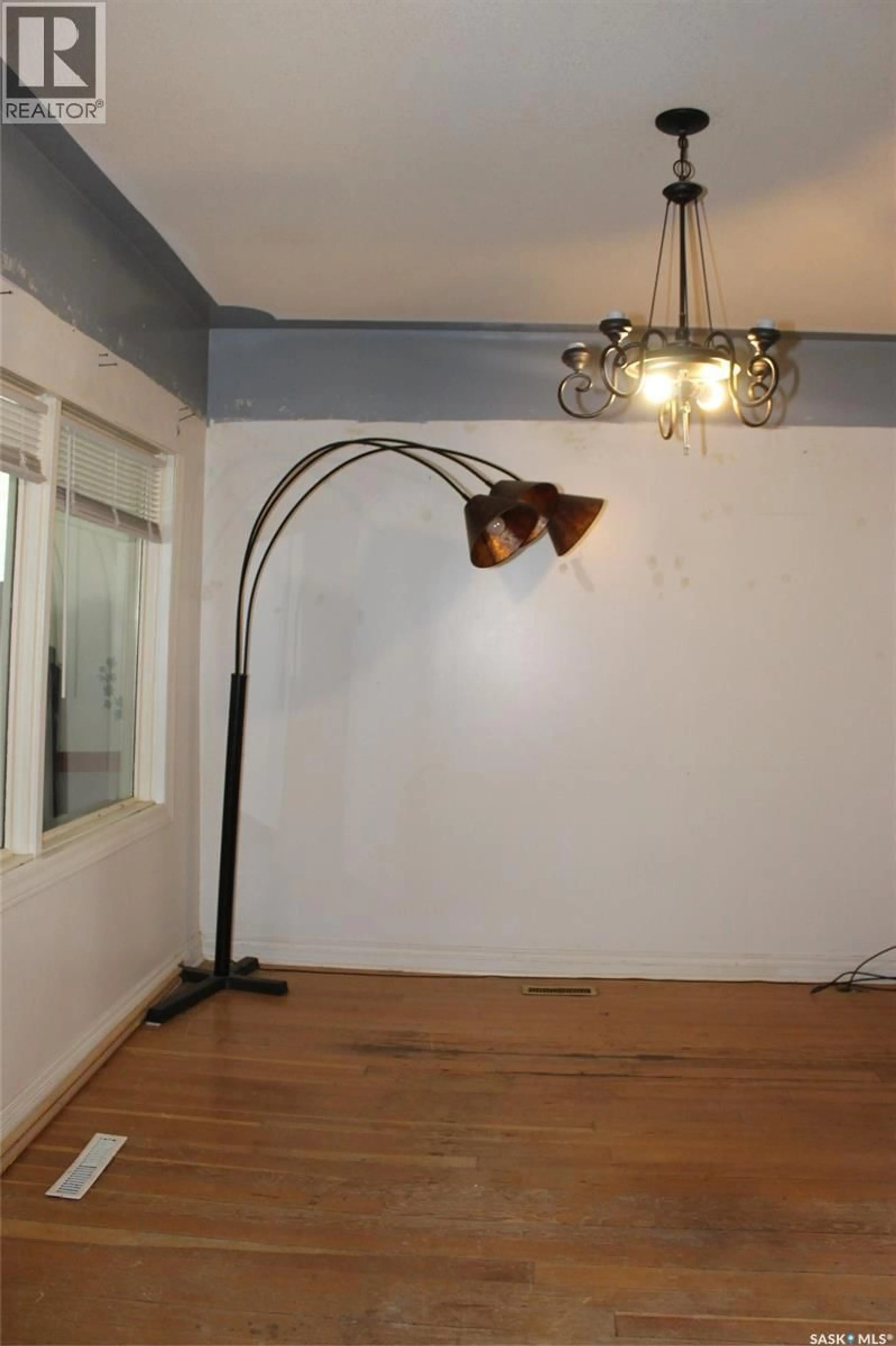 Indoor foyer for 423 2ND STREET, Shaunavon Saskatchewan S0N2M0
