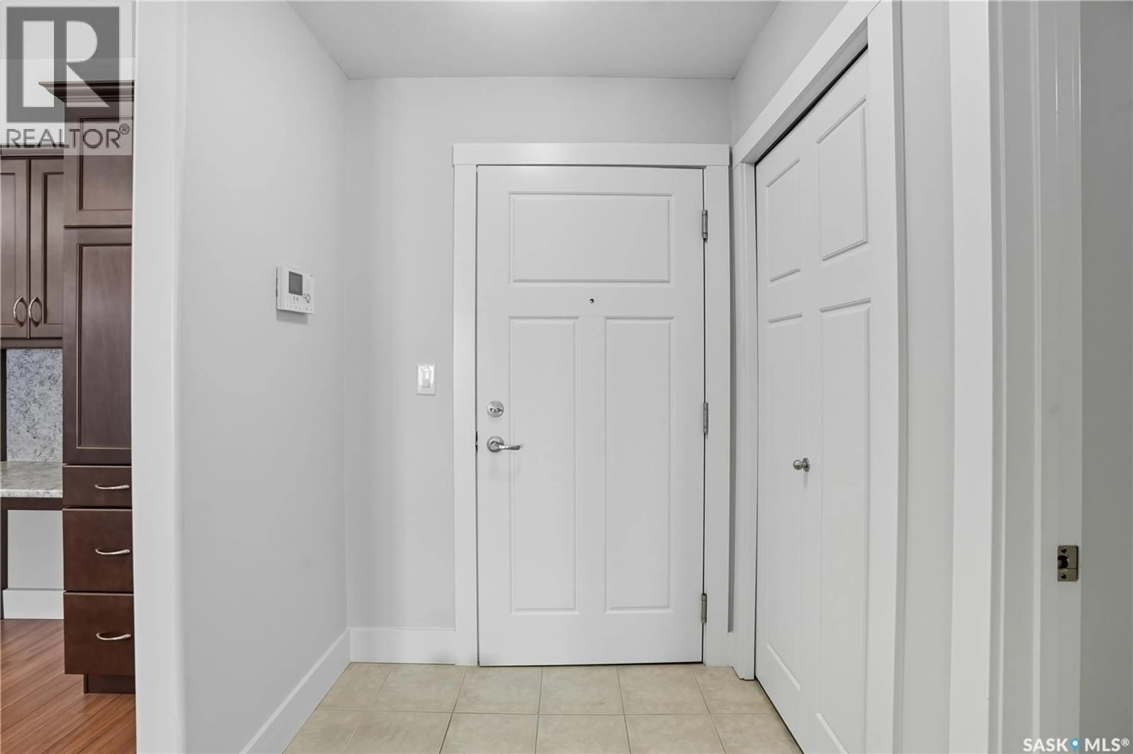 Indoor entryway for 1010 - 226 RUTH STREET, Saskatoon Saskatchewan S7J4M9