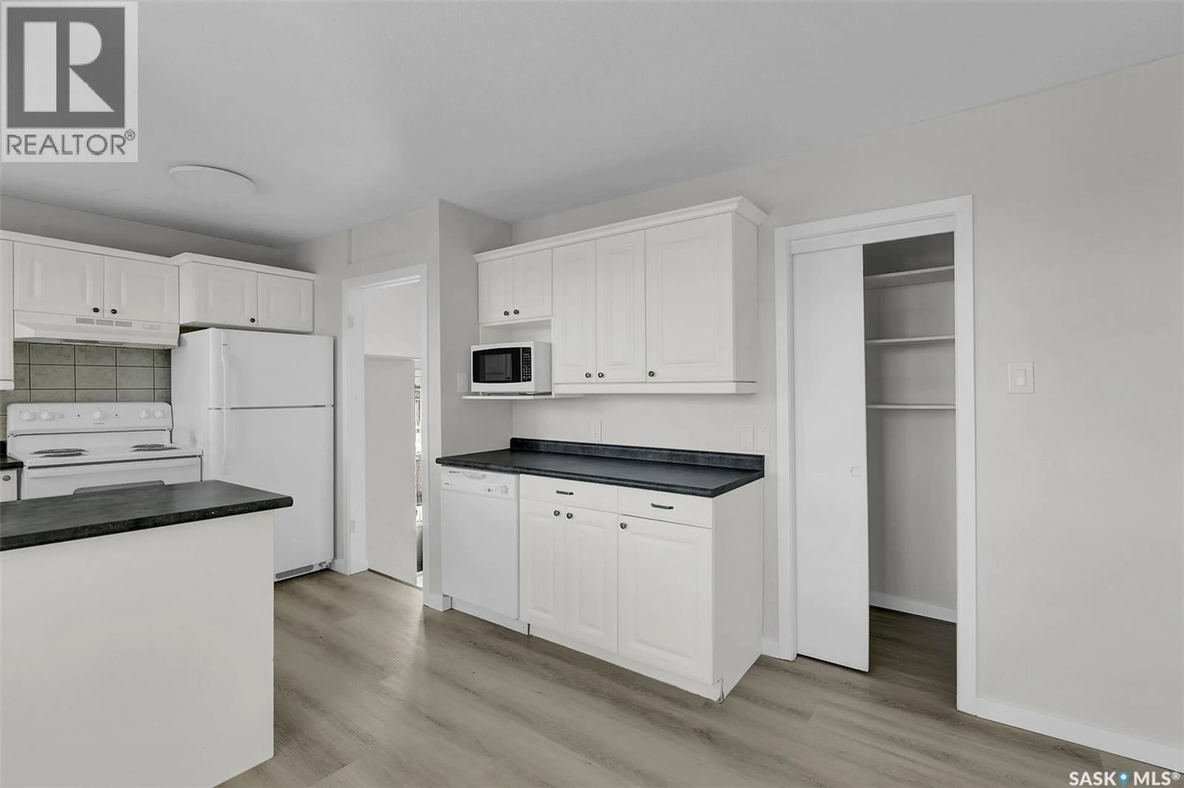 Standard kitchen, unknown for 3356 GRANT ROAD, Regina Saskatchewan S4S5H5