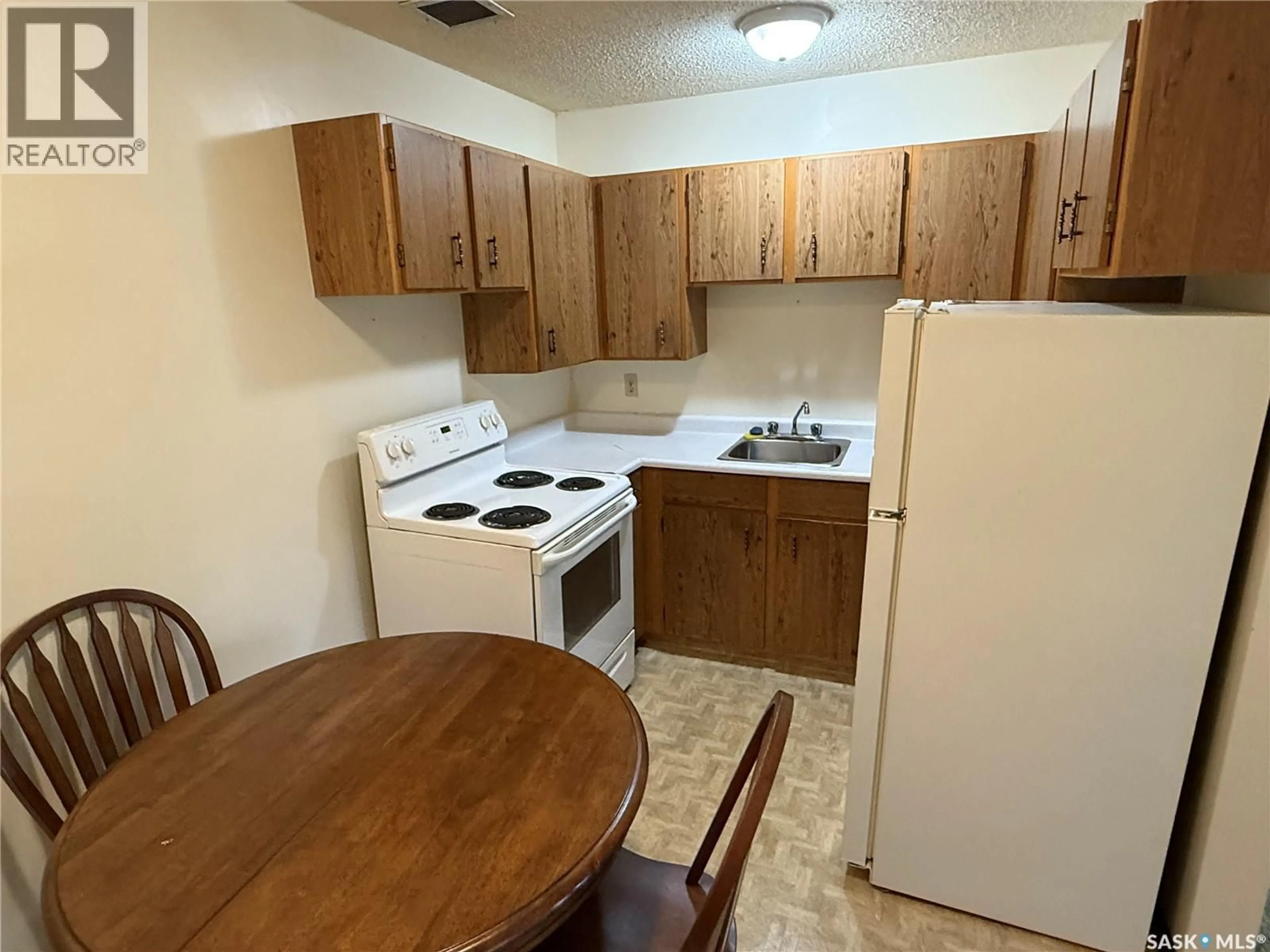 Standard kitchen, unknown for 106 15 BARR STREET, Regina Saskatchewan S4R8B4