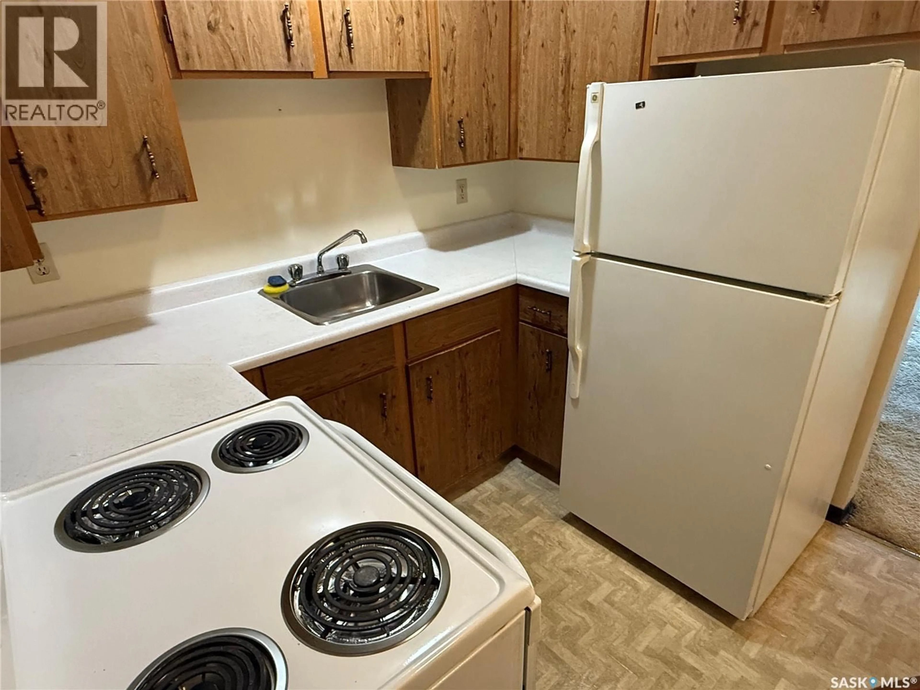 Standard kitchen, unknown for 106 15 BARR STREET, Regina Saskatchewan S4R8B4