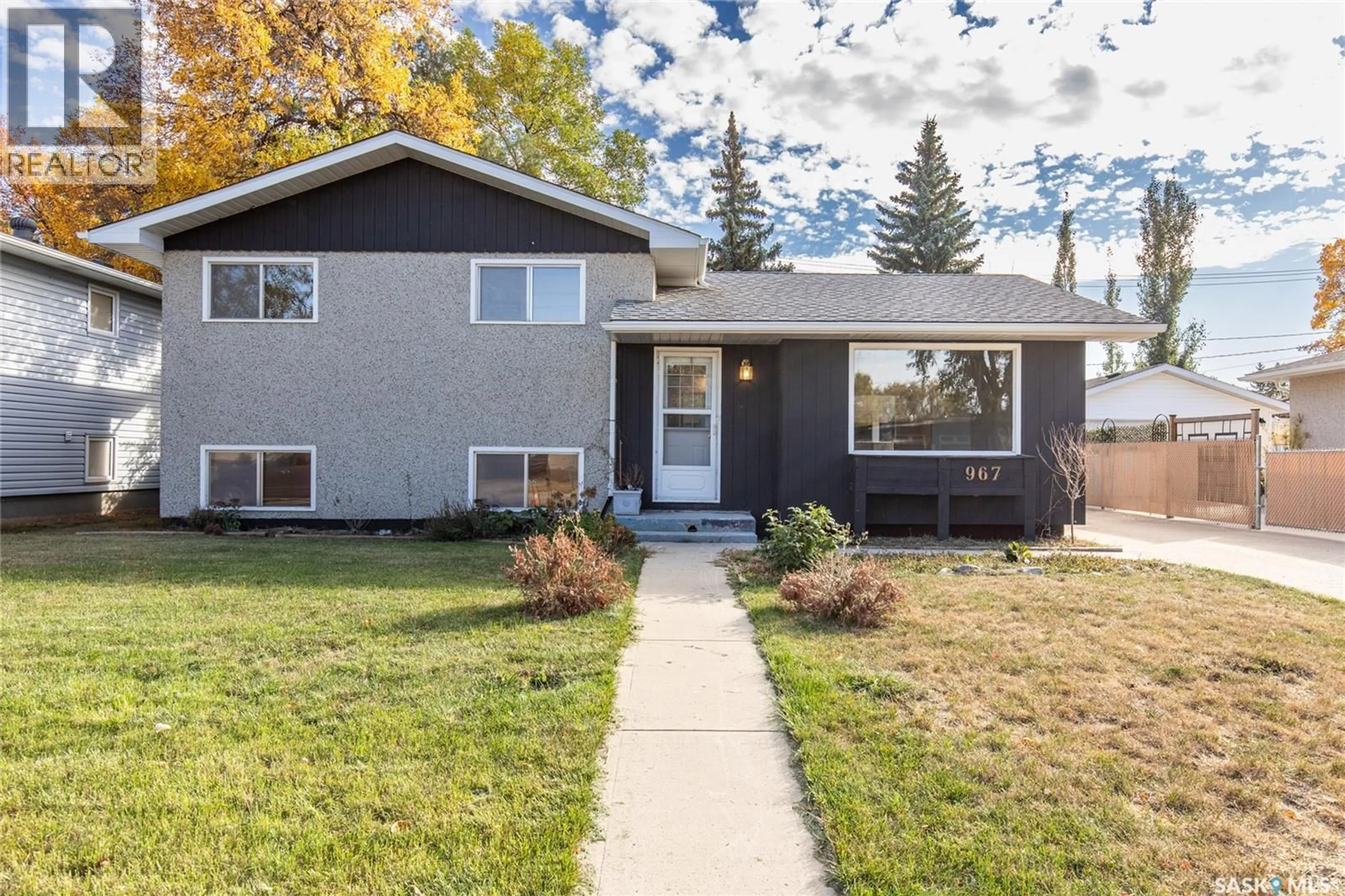 Home with vinyl exterior material, street for 967 JAMES STREET, Moose Jaw Saskatchewan S6H3H5
