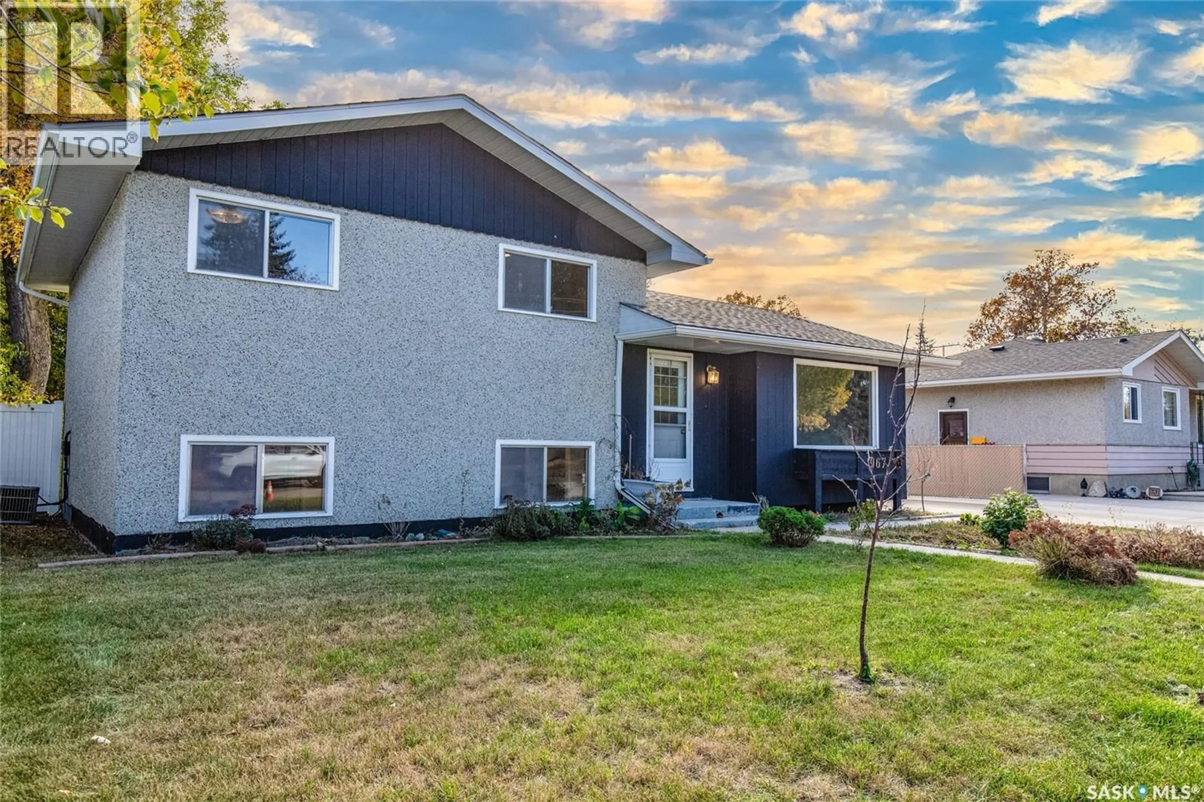 Home with vinyl exterior material, street for 967 JAMES STREET, Moose Jaw Saskatchewan S6H3H5