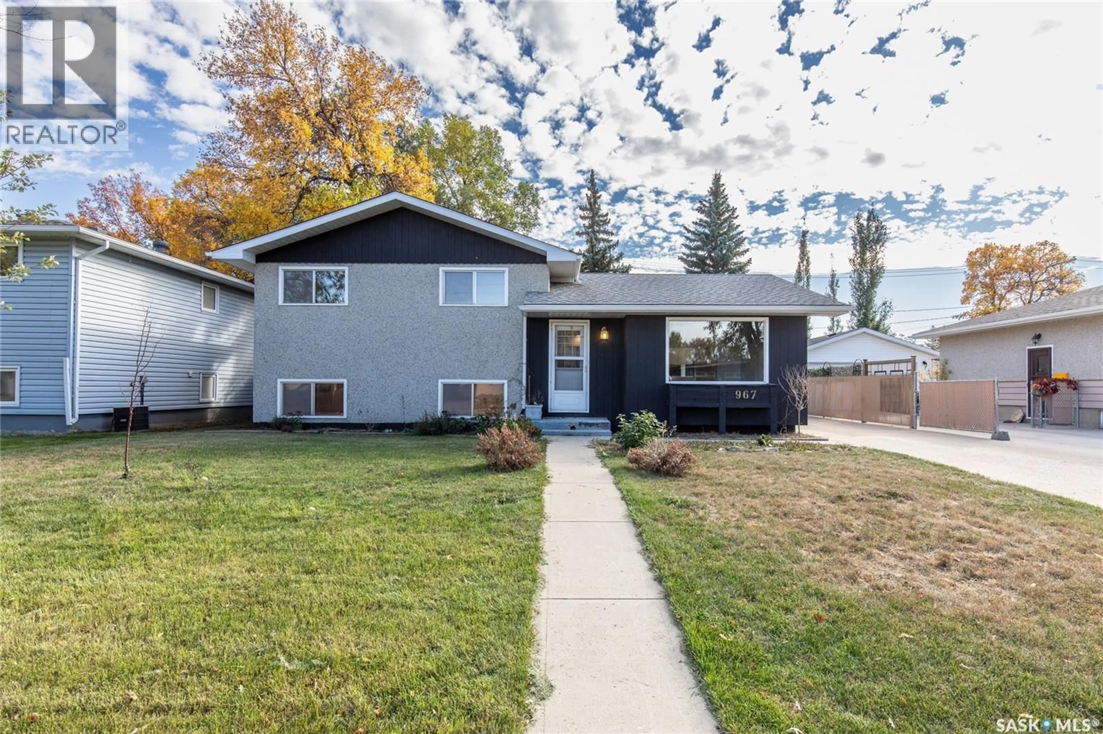 Home with vinyl exterior material, street for 967 JAMES STREET, Moose Jaw Saskatchewan S6H3H5
