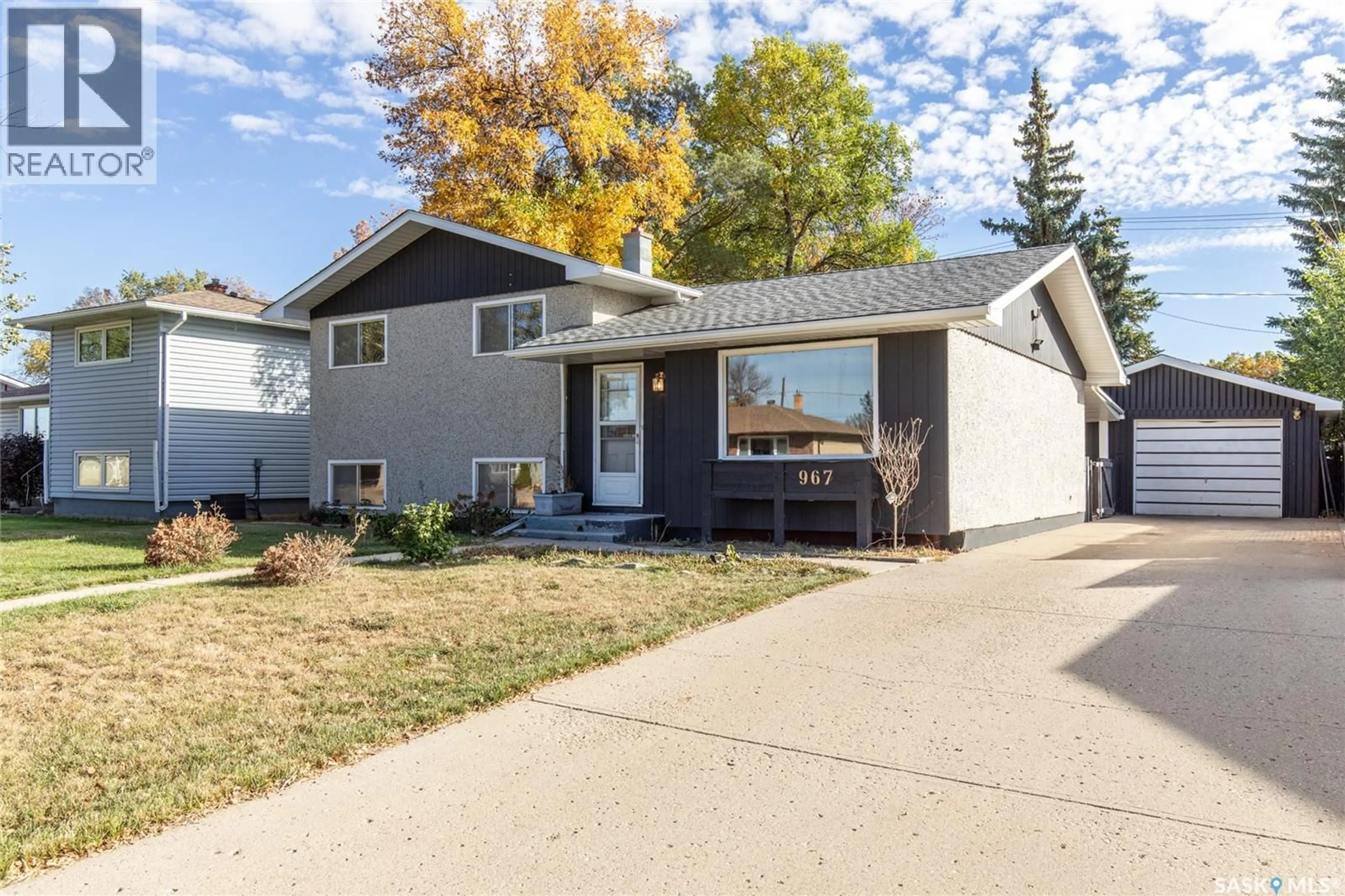 Home with vinyl exterior material, street for 967 JAMES STREET, Moose Jaw Saskatchewan S6H3H5