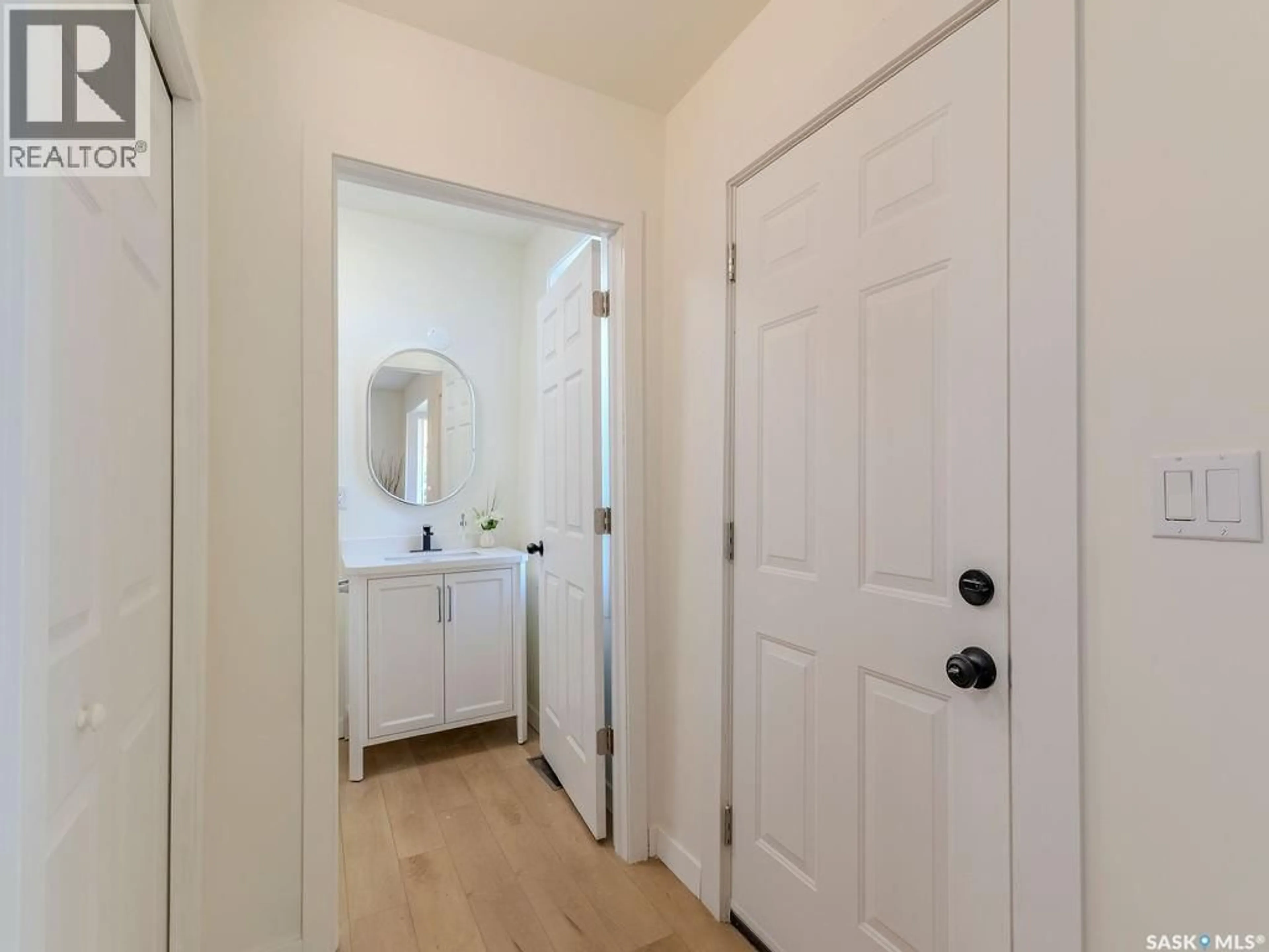 Indoor entryway for 1423 6TH AVENUE, Saskatoon Saskatchewan S7H0S4