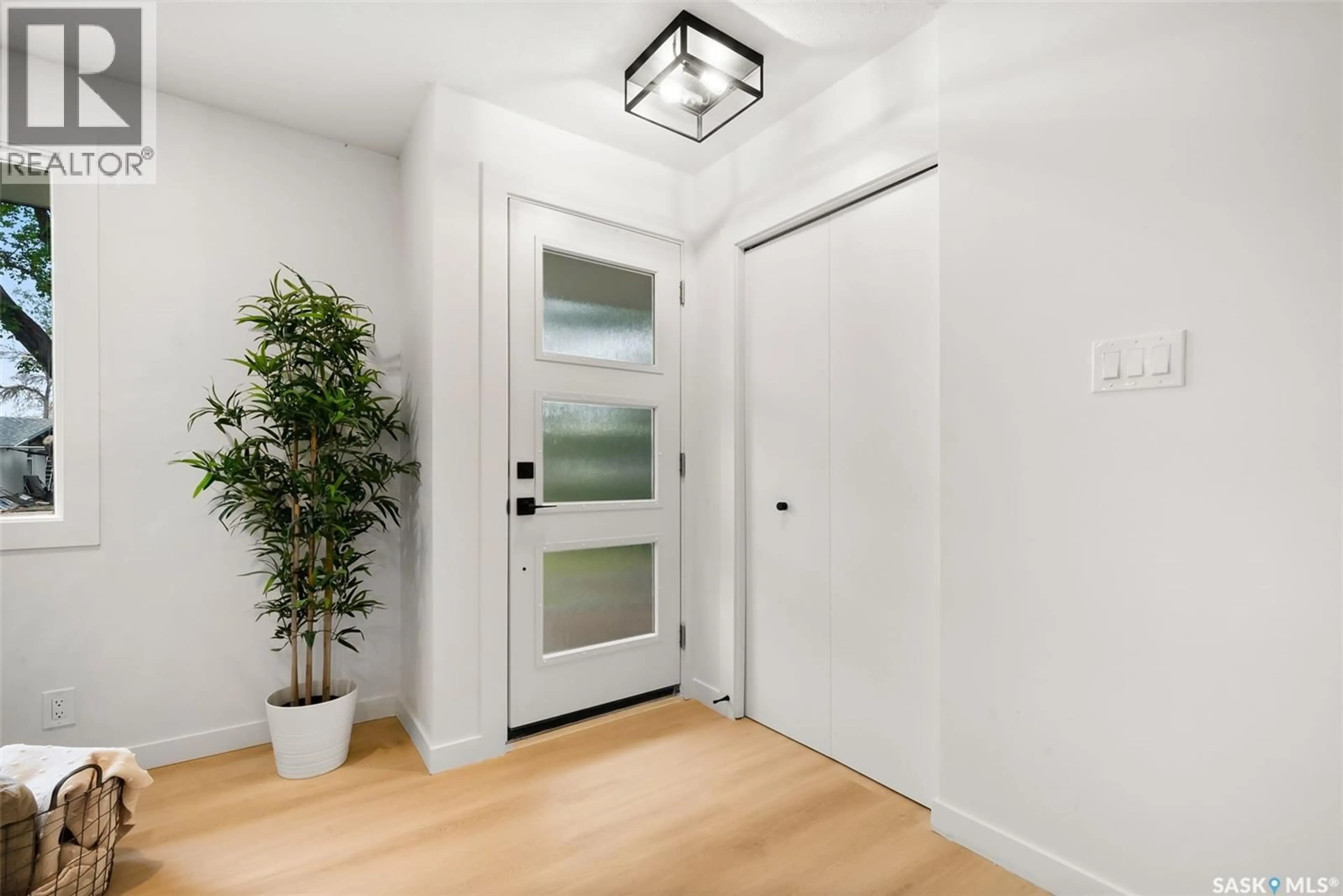 Indoor entryway for 19 ELMVIEW ROAD, Regina Saskatchewan S4R0B1