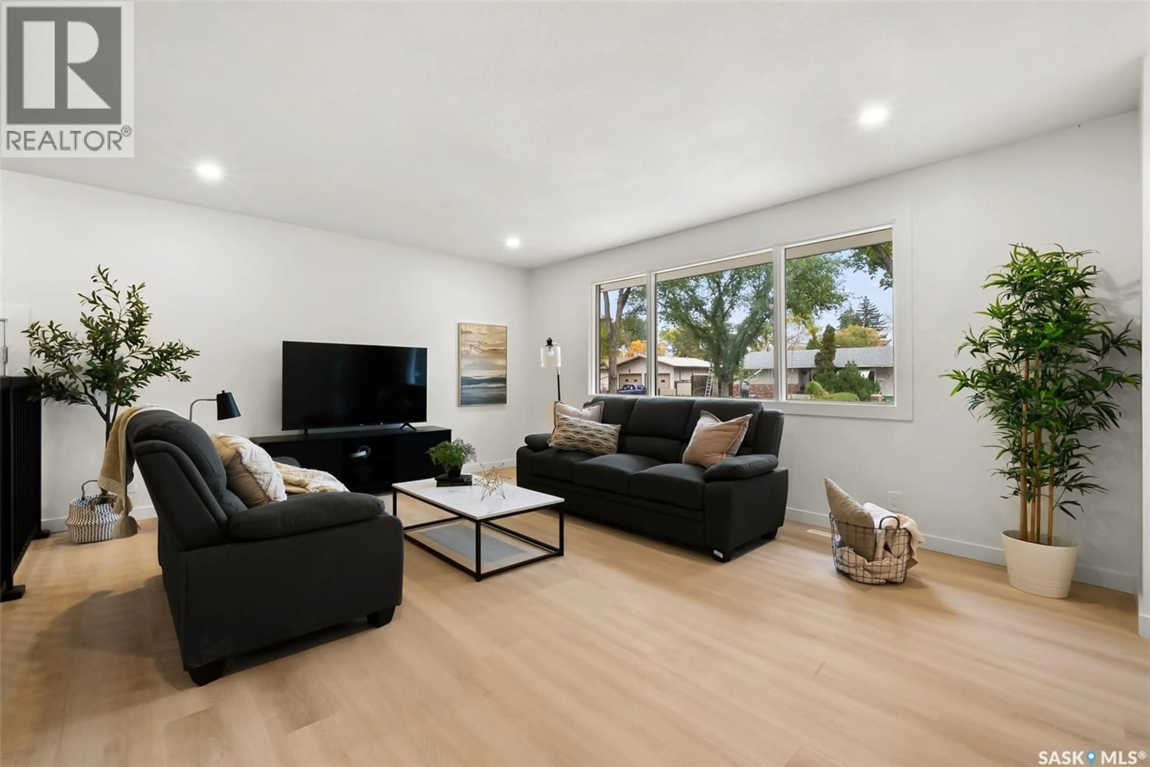Living room with furniture, wood/laminate floor for 19 ELMVIEW ROAD, Regina Saskatchewan S4R0B1