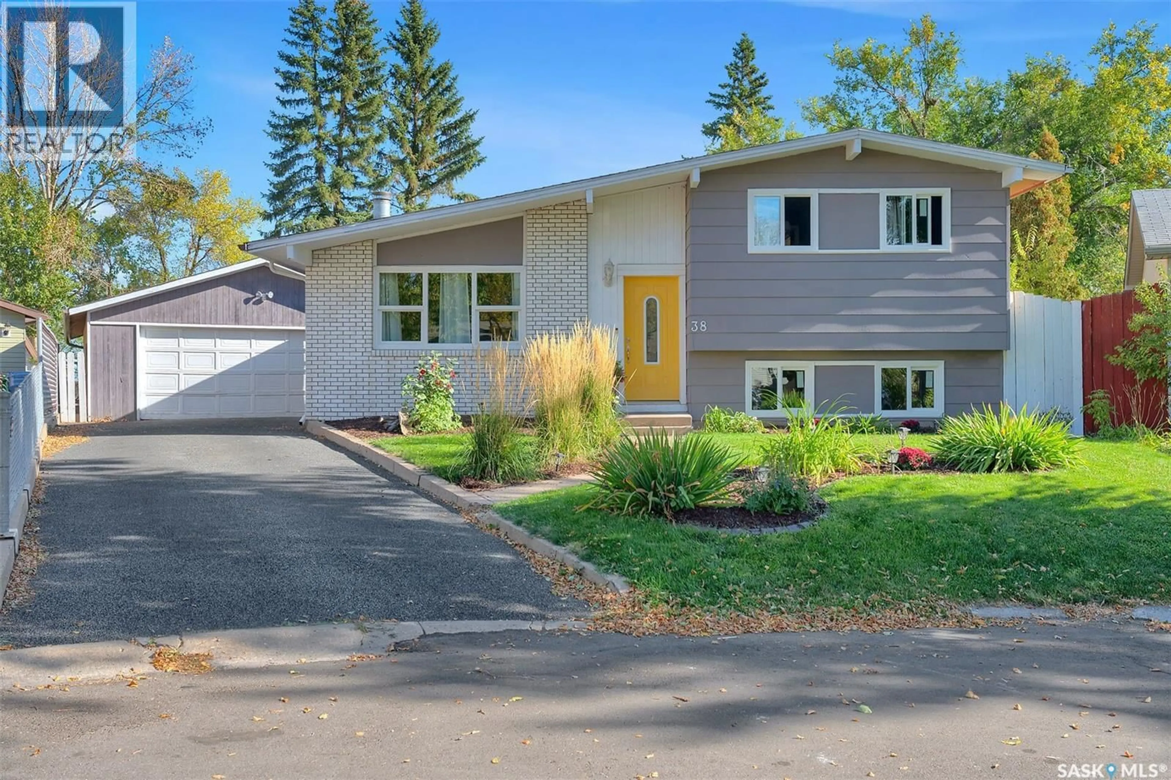 Home with vinyl exterior material, street for 38 ANTICKNAP BAY, Regina Saskatchewan S4N4G6