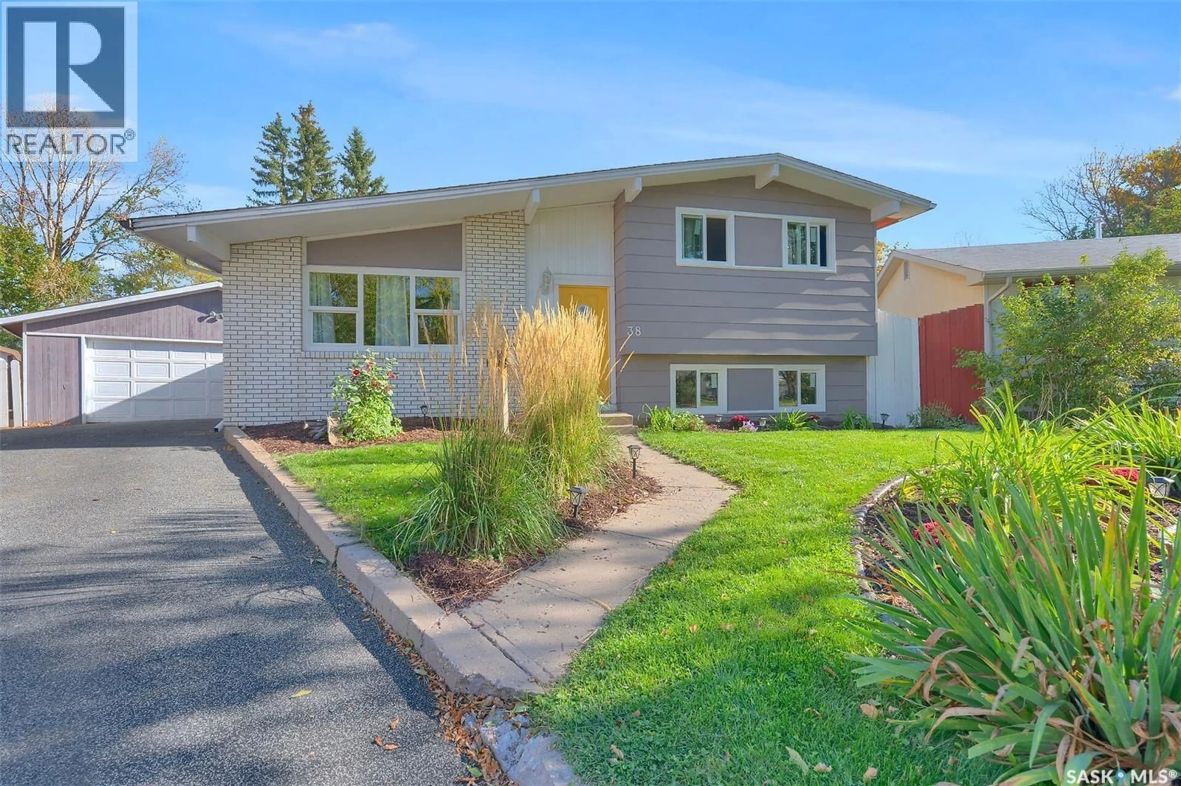 Home with vinyl exterior material, street for 38 ANTICKNAP BAY, Regina Saskatchewan S4N4G6