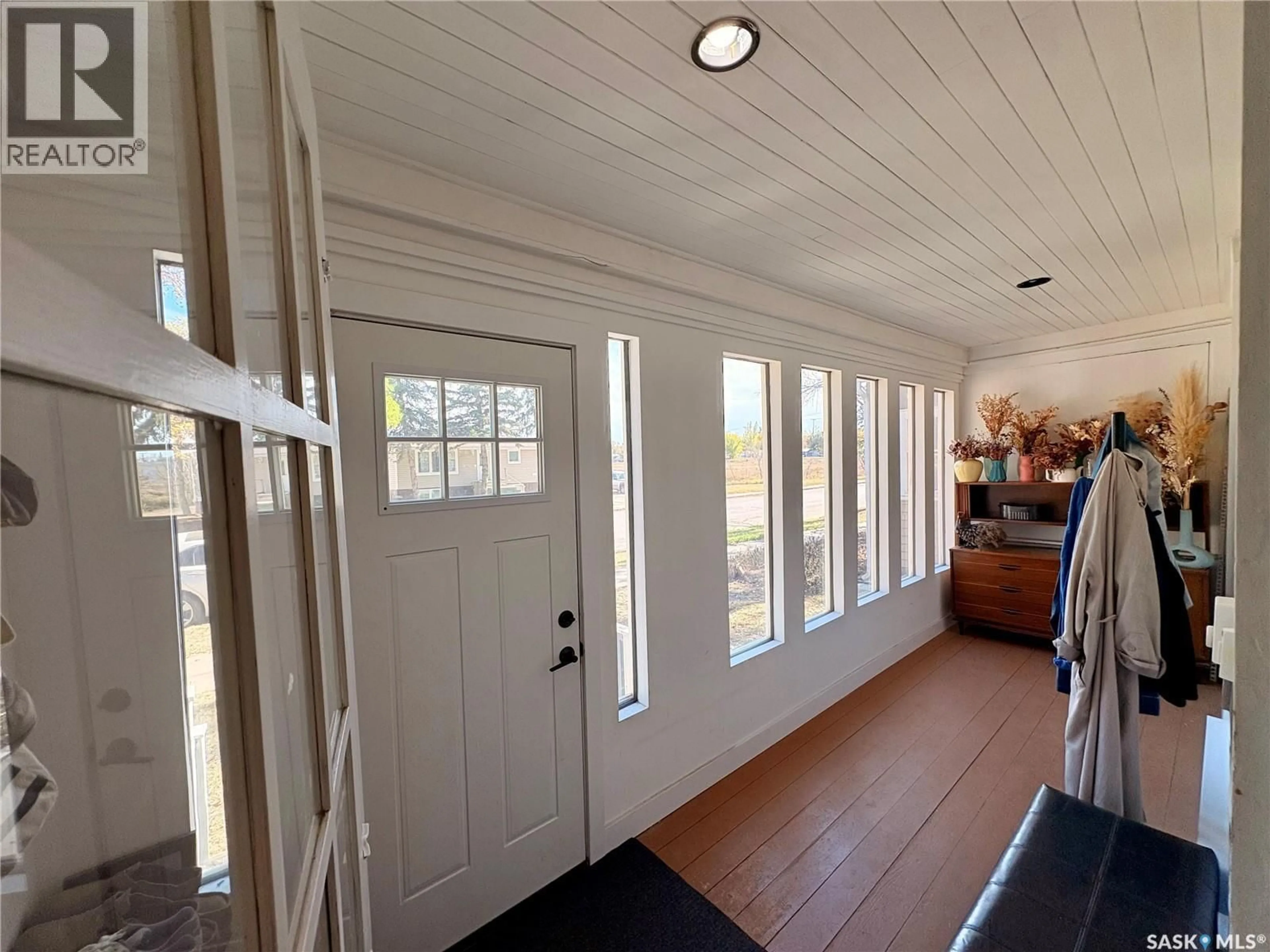 Indoor entryway for 878 4TH AVENUE, Moose Jaw Saskatchewan S6H1H7