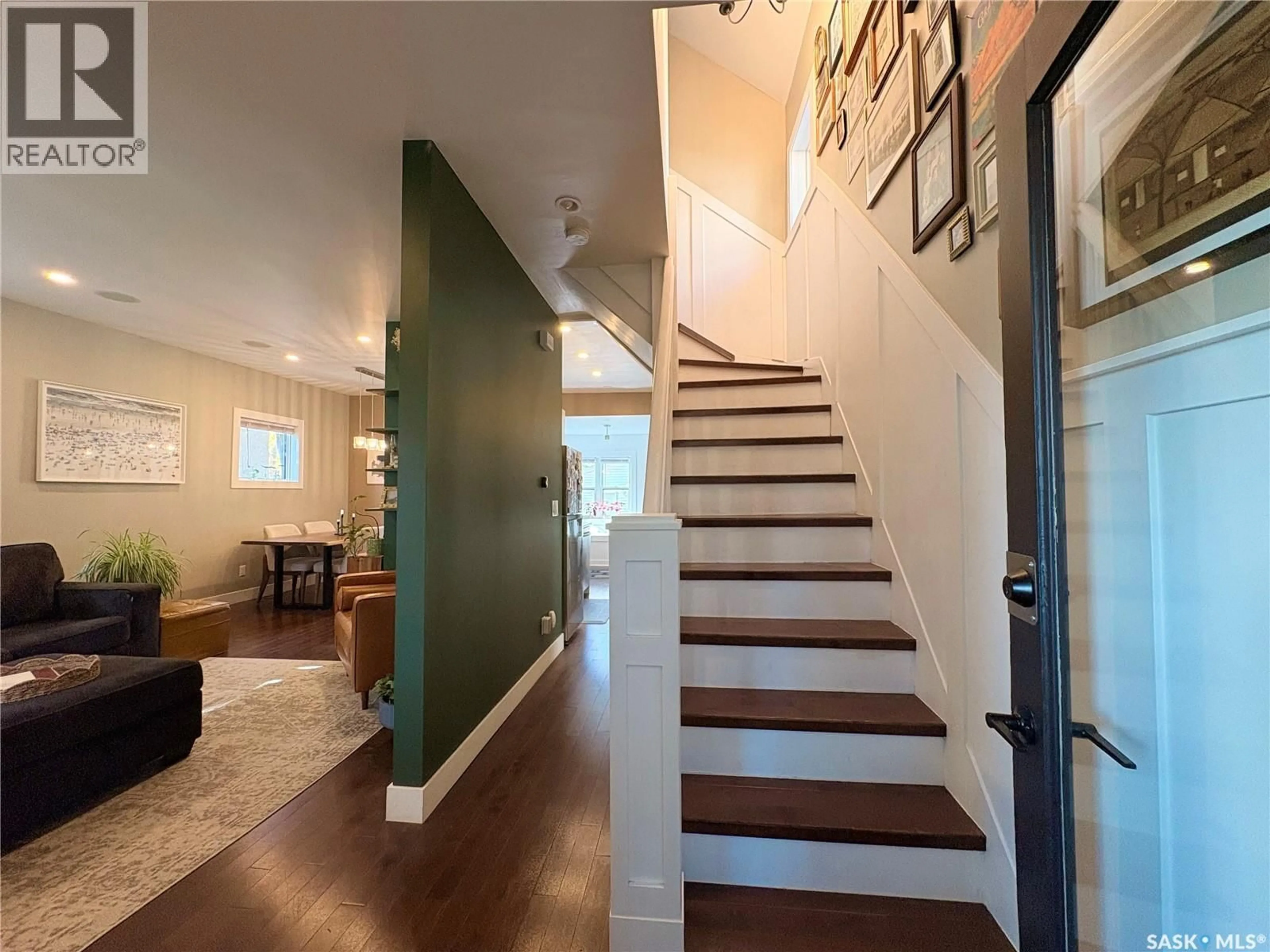 Indoor entryway for 878 4TH AVENUE, Moose Jaw Saskatchewan S6H1H7