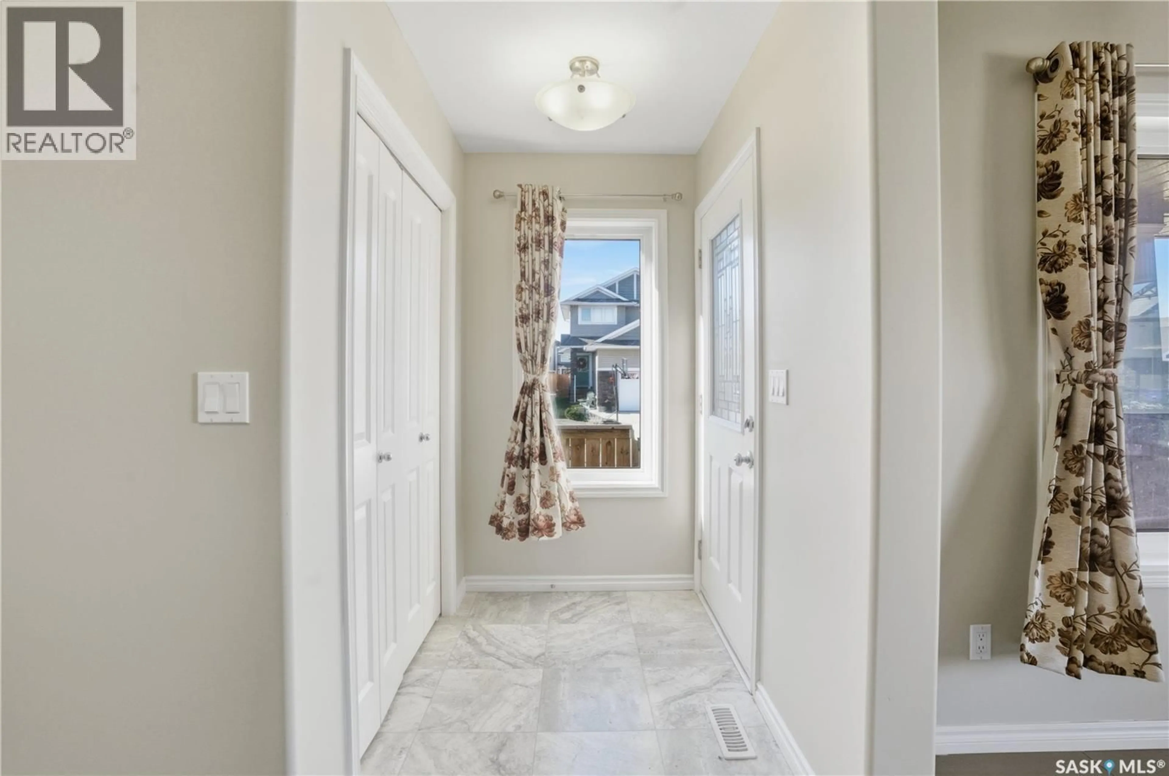 Indoor entryway for 602 KOLYNCHUK COURT, Saskatoon Saskatchewan S7T0W1