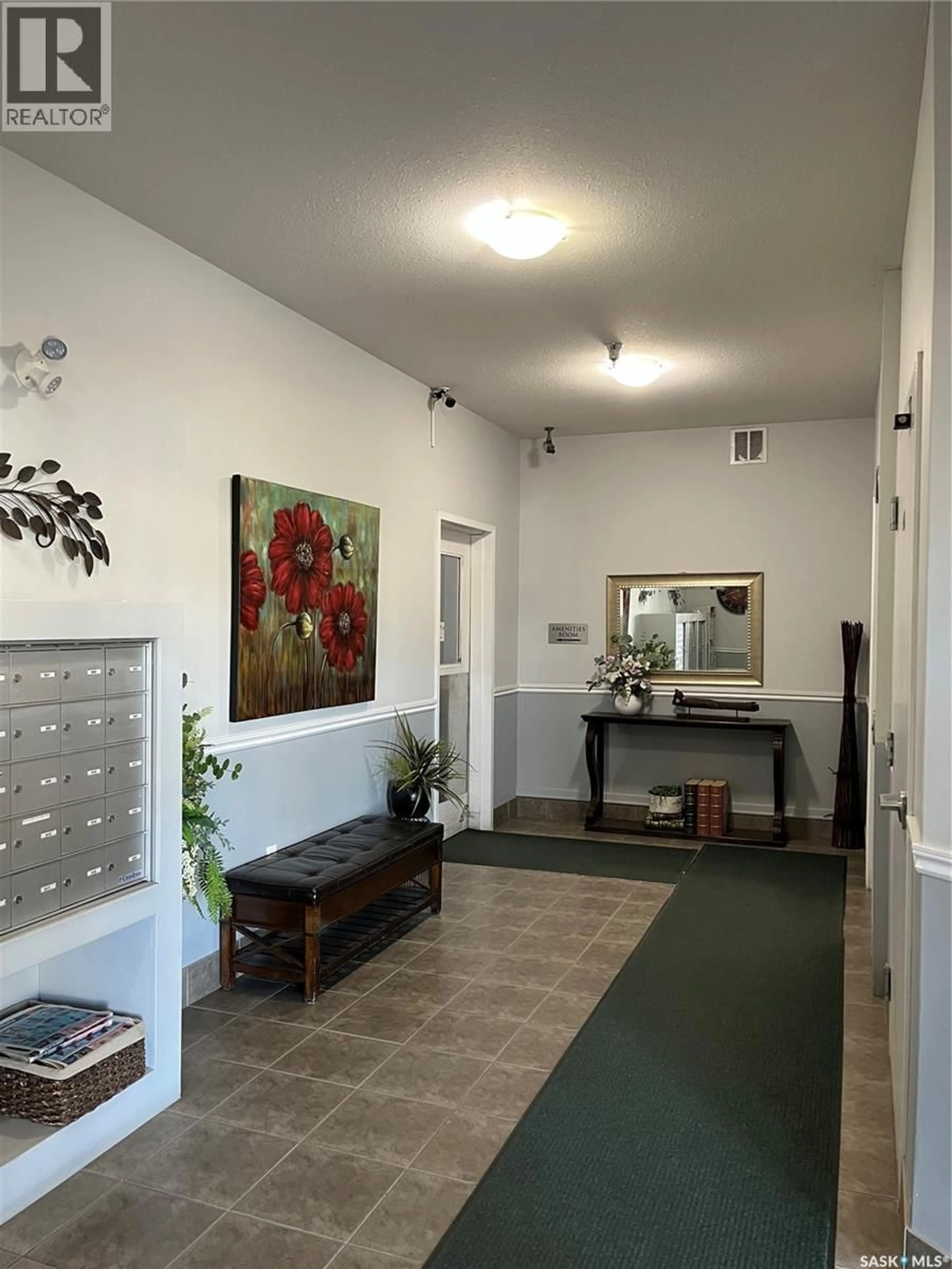 Indoor foyer for 204 - 1621 DAKOTA DRIVE, Regina Saskatchewan S4Z0A8