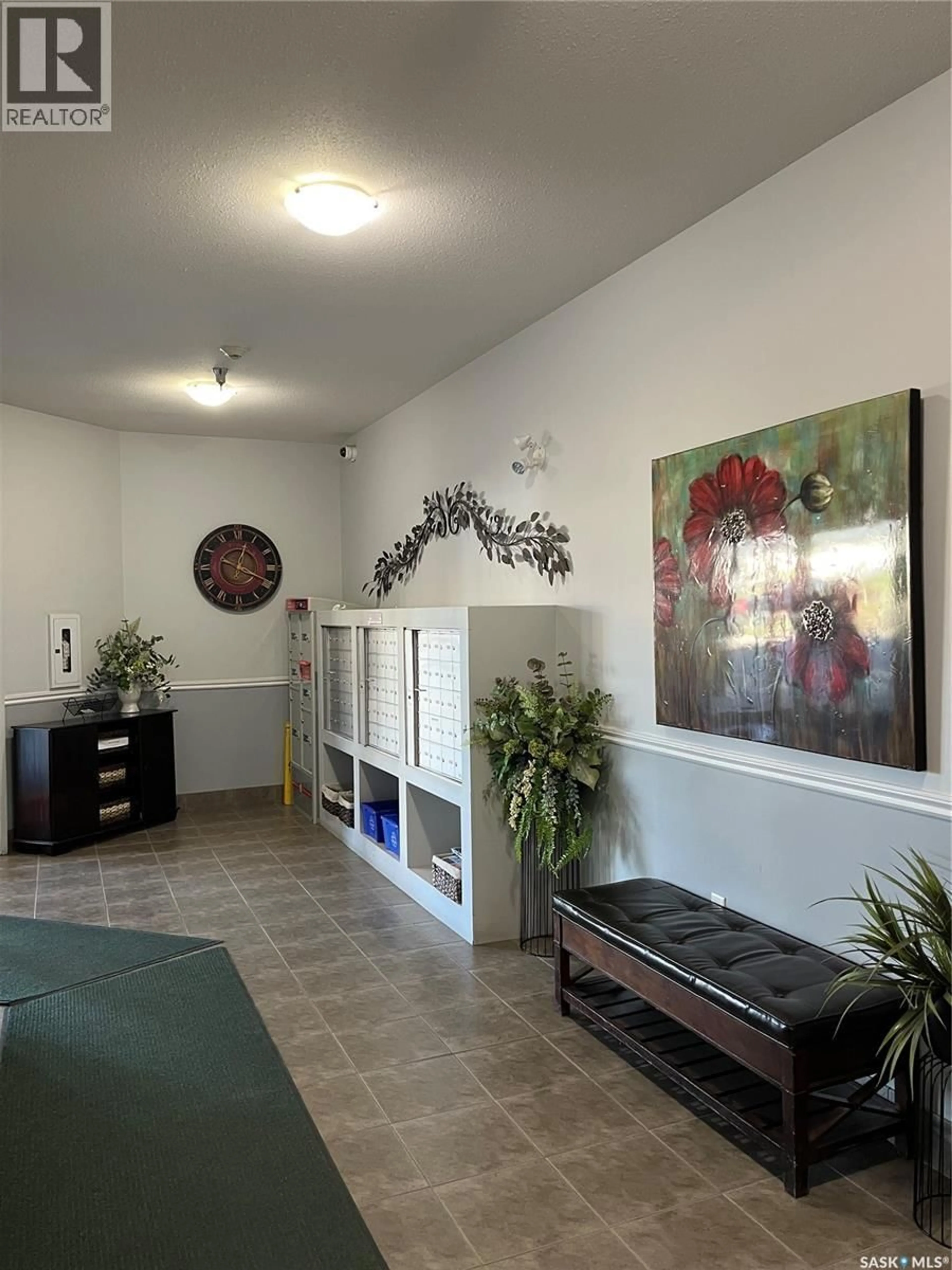 Indoor foyer for 204 - 1621 DAKOTA DRIVE, Regina Saskatchewan S4Z0A8