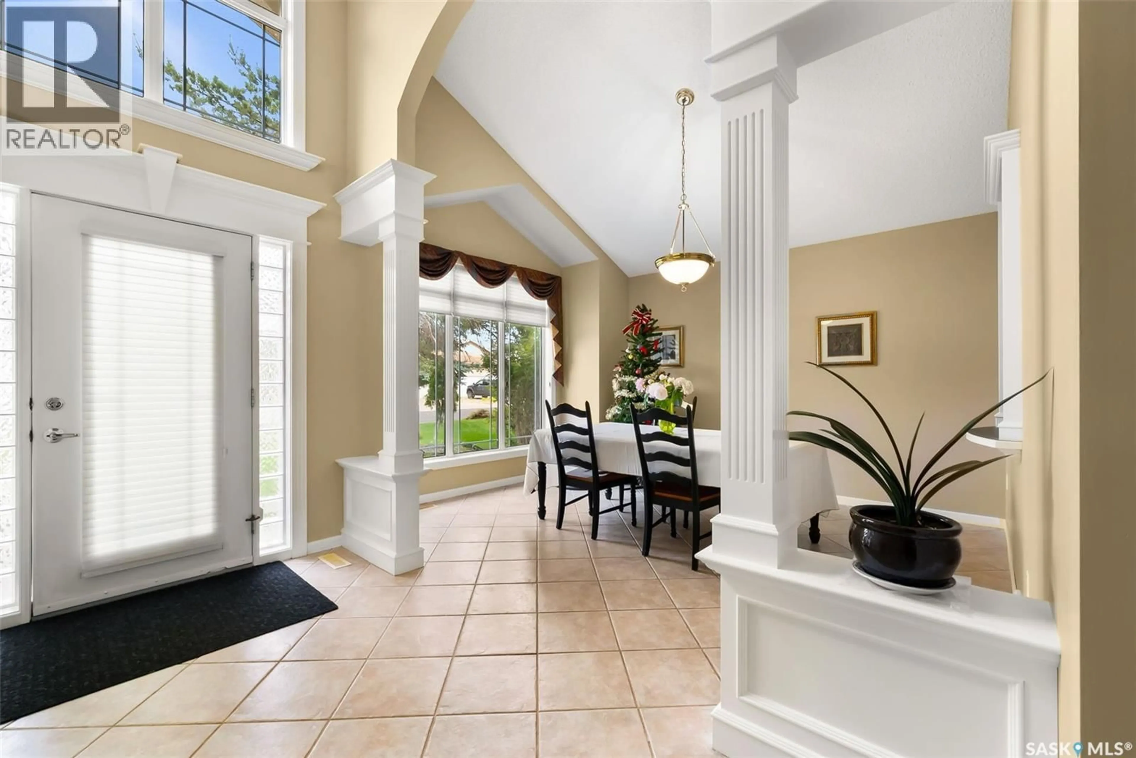 Indoor foyer for 4284 WASCANA RIDGE, Regina Saskatchewan S4V2T3