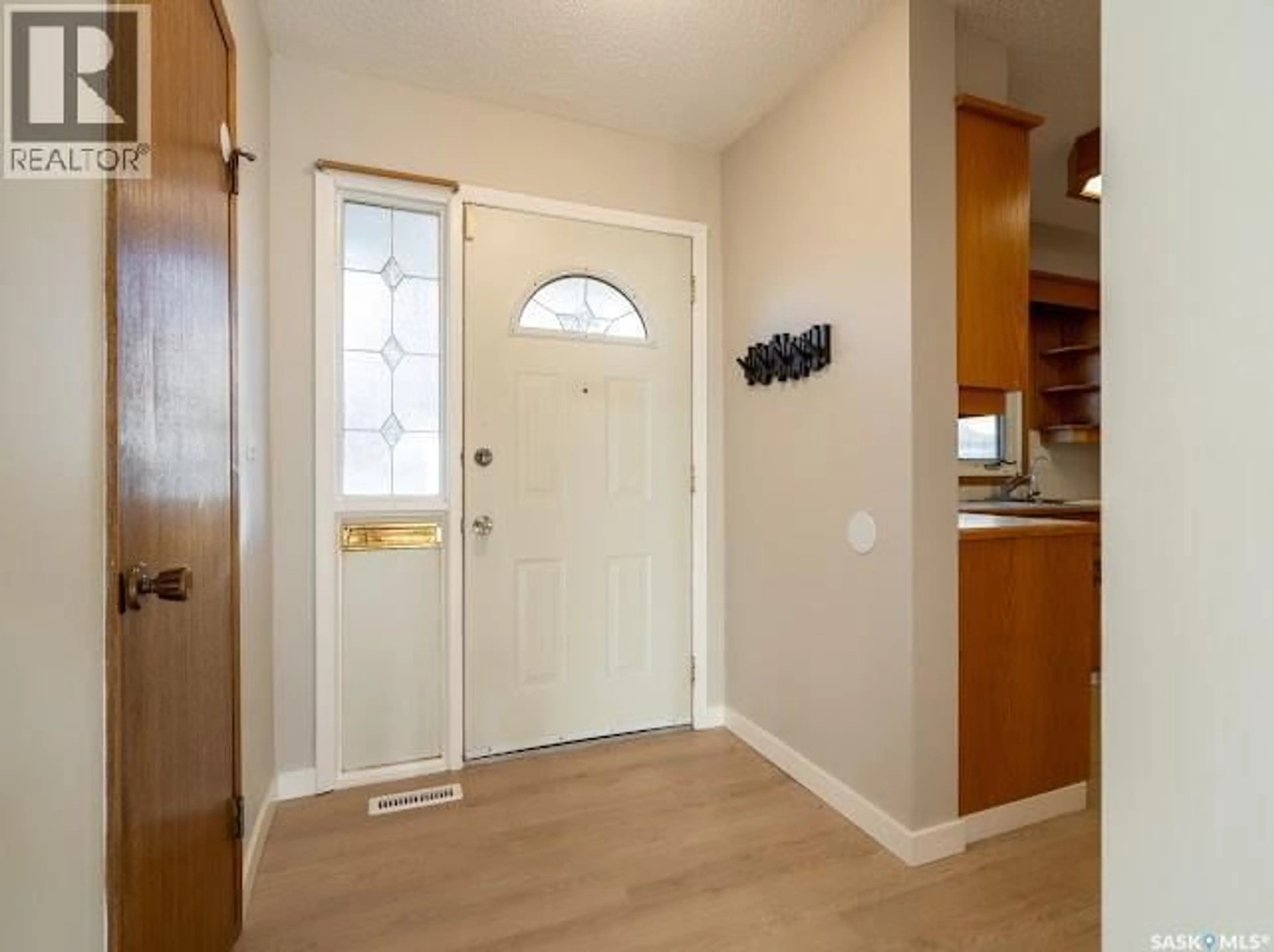 Indoor entryway for 270 PLAINSVIEW DRIVE, Regina Saskatchewan S4S6N1