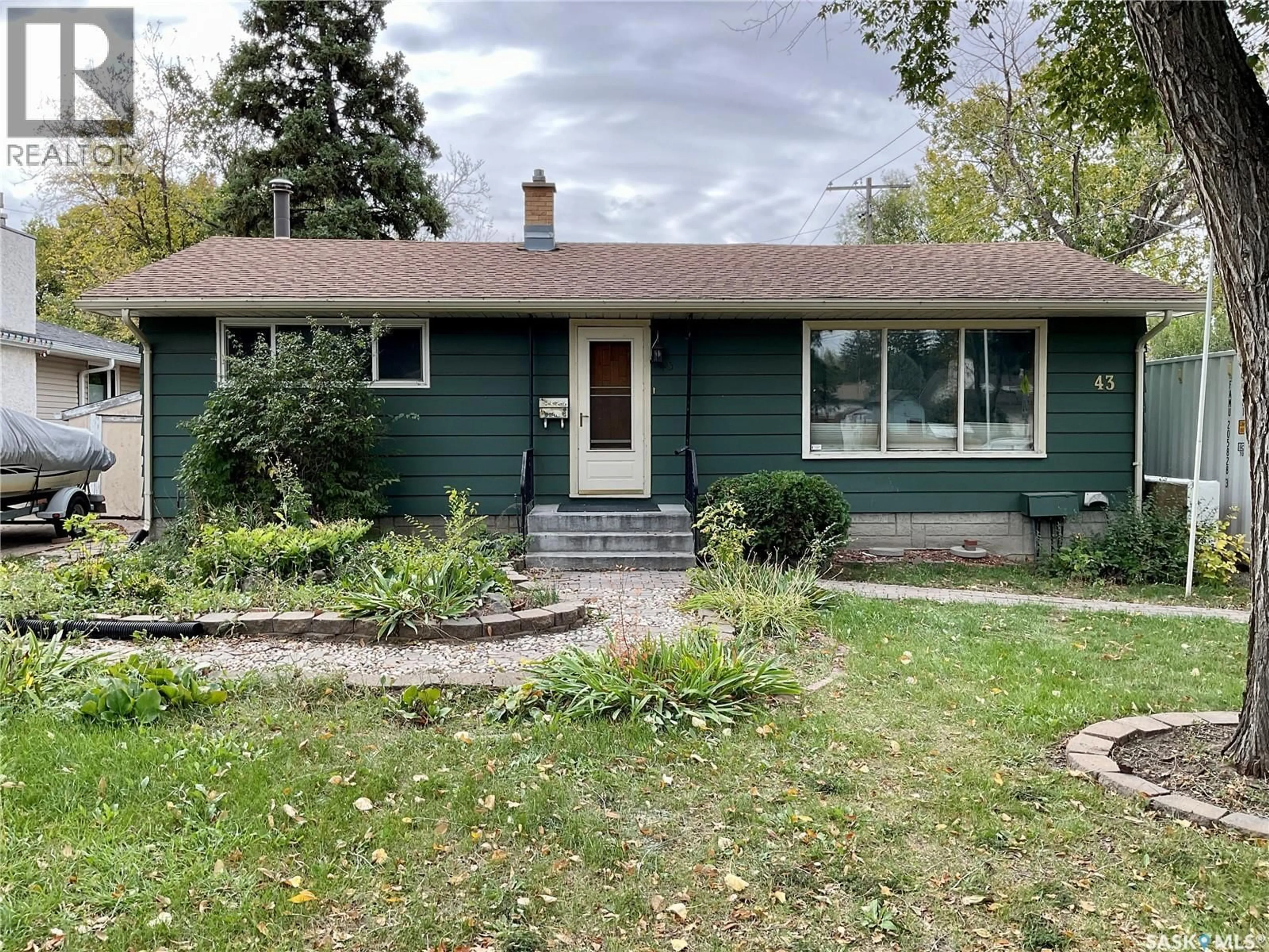 Home with vinyl exterior material, street for 43 HAWTHORNE CRESCENT, Regina Saskatchewan S4S4Y1