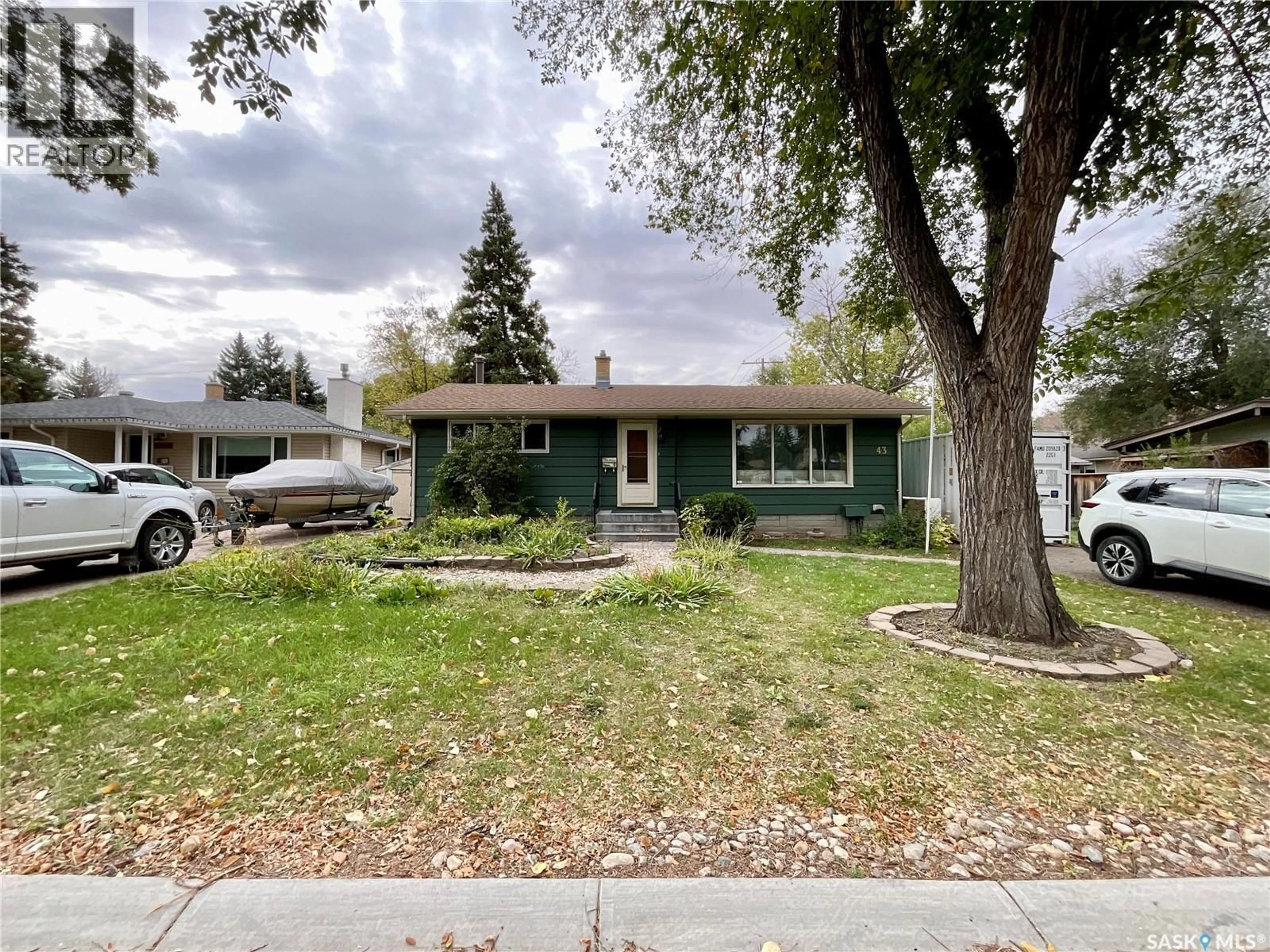 Home with vinyl exterior material, street for 43 HAWTHORNE CRESCENT, Regina Saskatchewan S4S4Y1