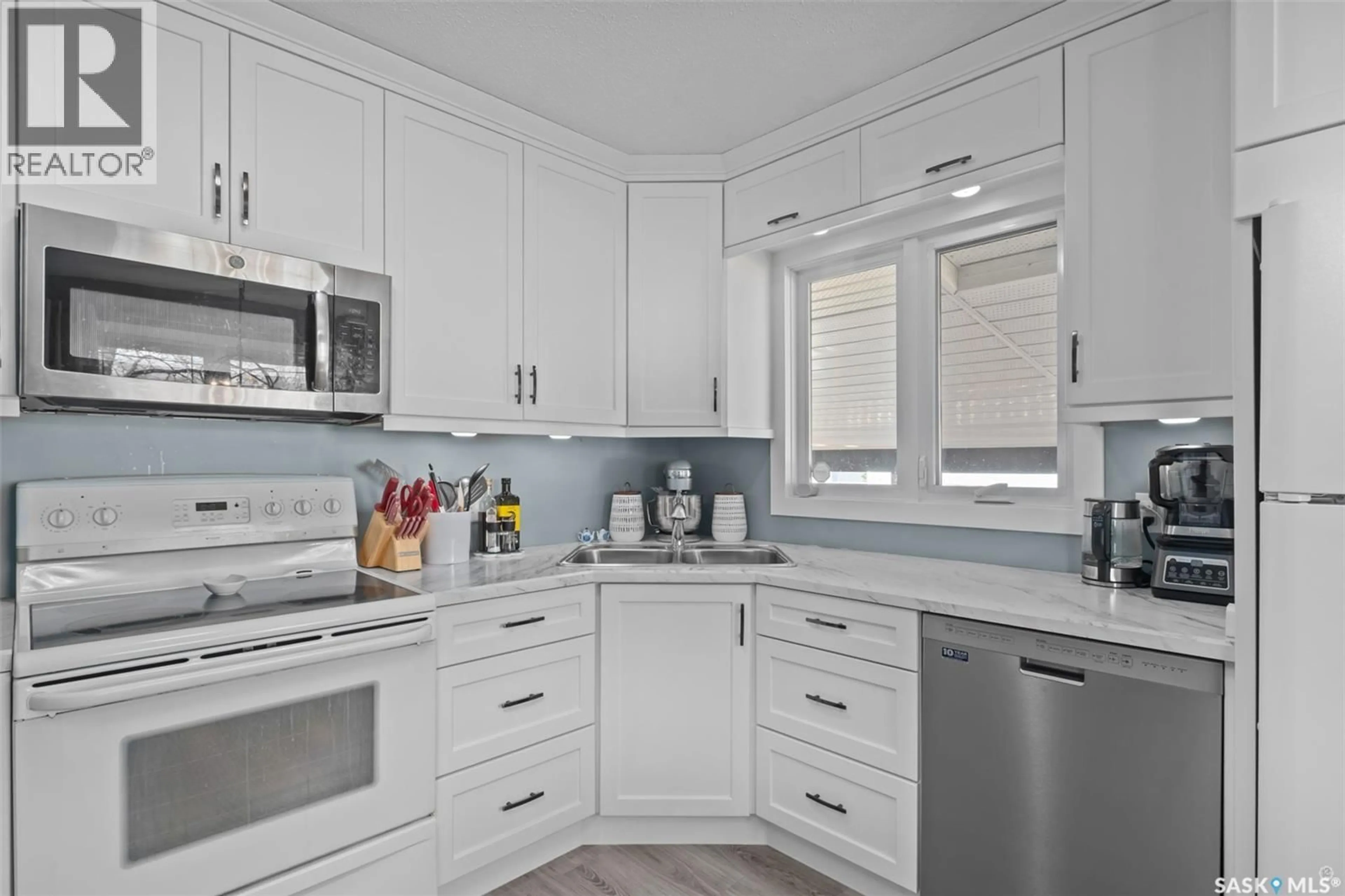 Contemporary kitchen, ceramic/tile floor for 1361 3RD STREET, Prince Albert Saskatchewan S6V0J8