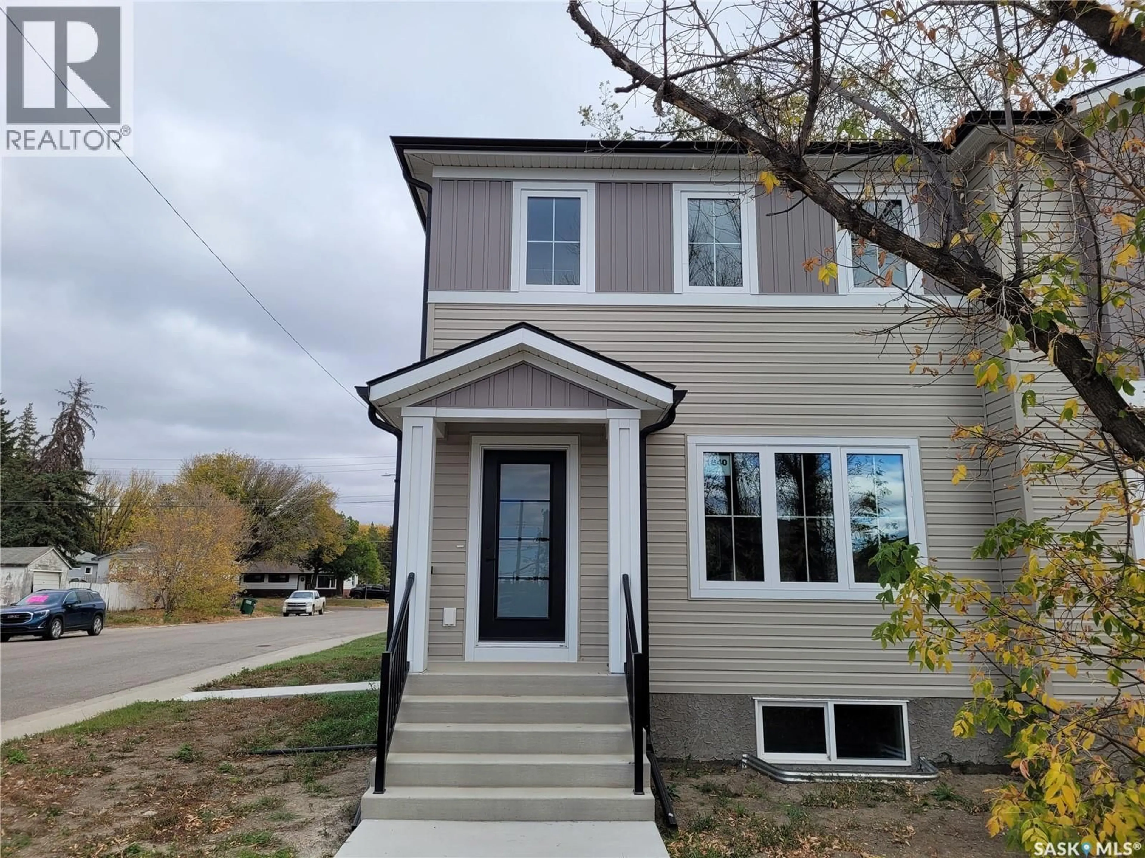 Home with vinyl exterior material, street for 1640 1ST AVENUE, Saskatoon Saskatchewan S7K1Z5