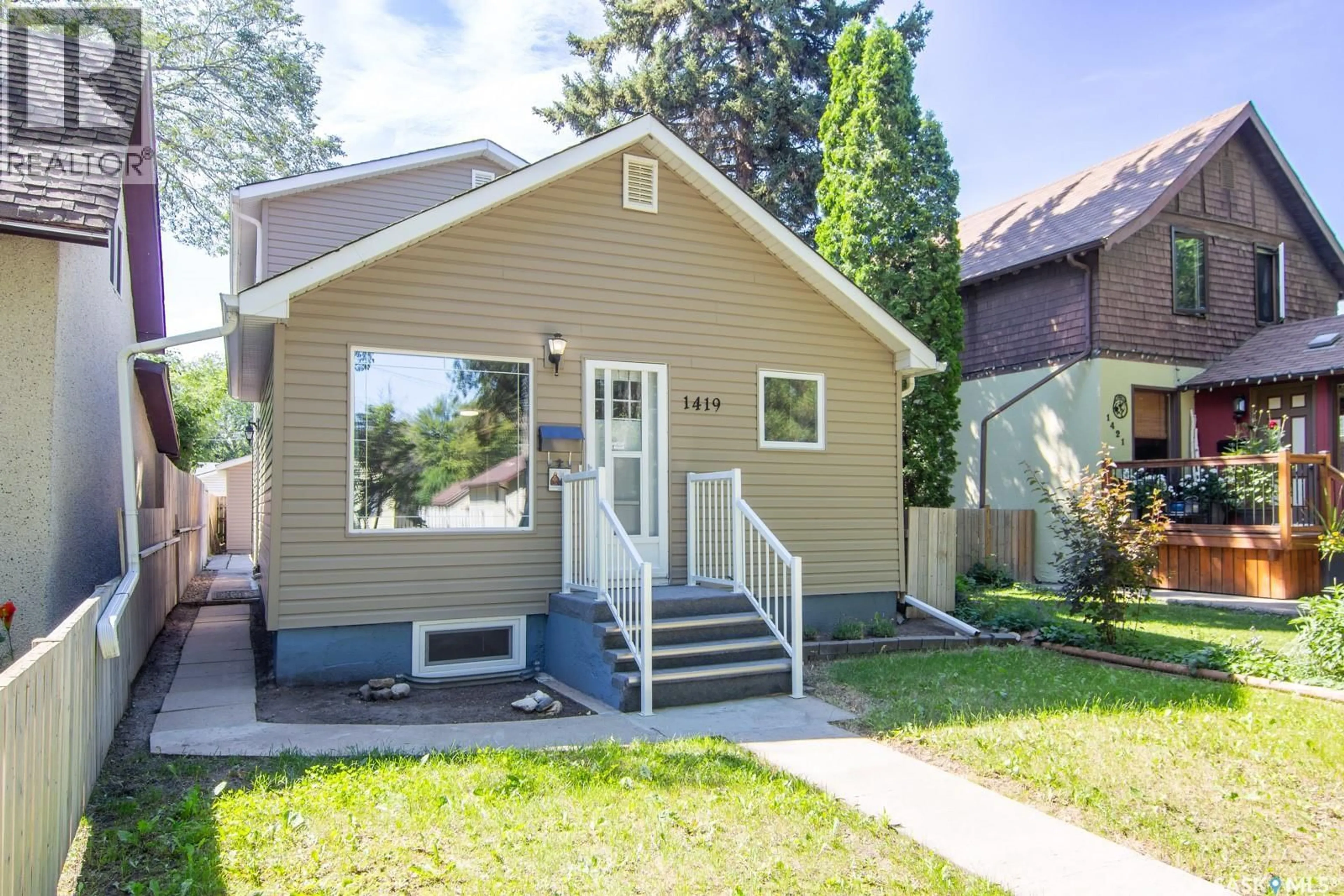 Home with vinyl exterior material, street for 1419 E AVENUE N, Saskatoon Saskatchewan S7L1T7