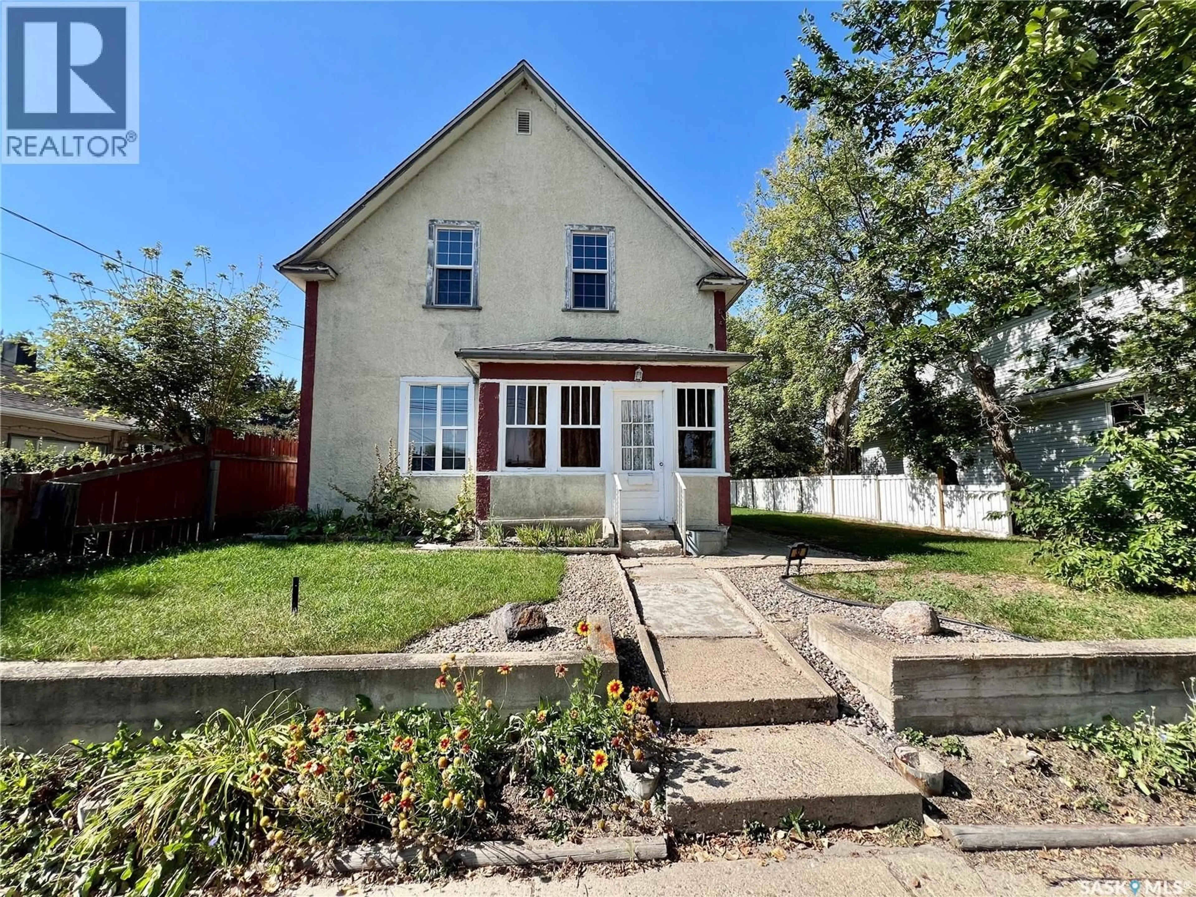 A pic from outside/outdoor area/front of a property/back of a property/a pic from drone, street for 32 11TH AVENUE, Swift Current Saskatchewan S9H3R5