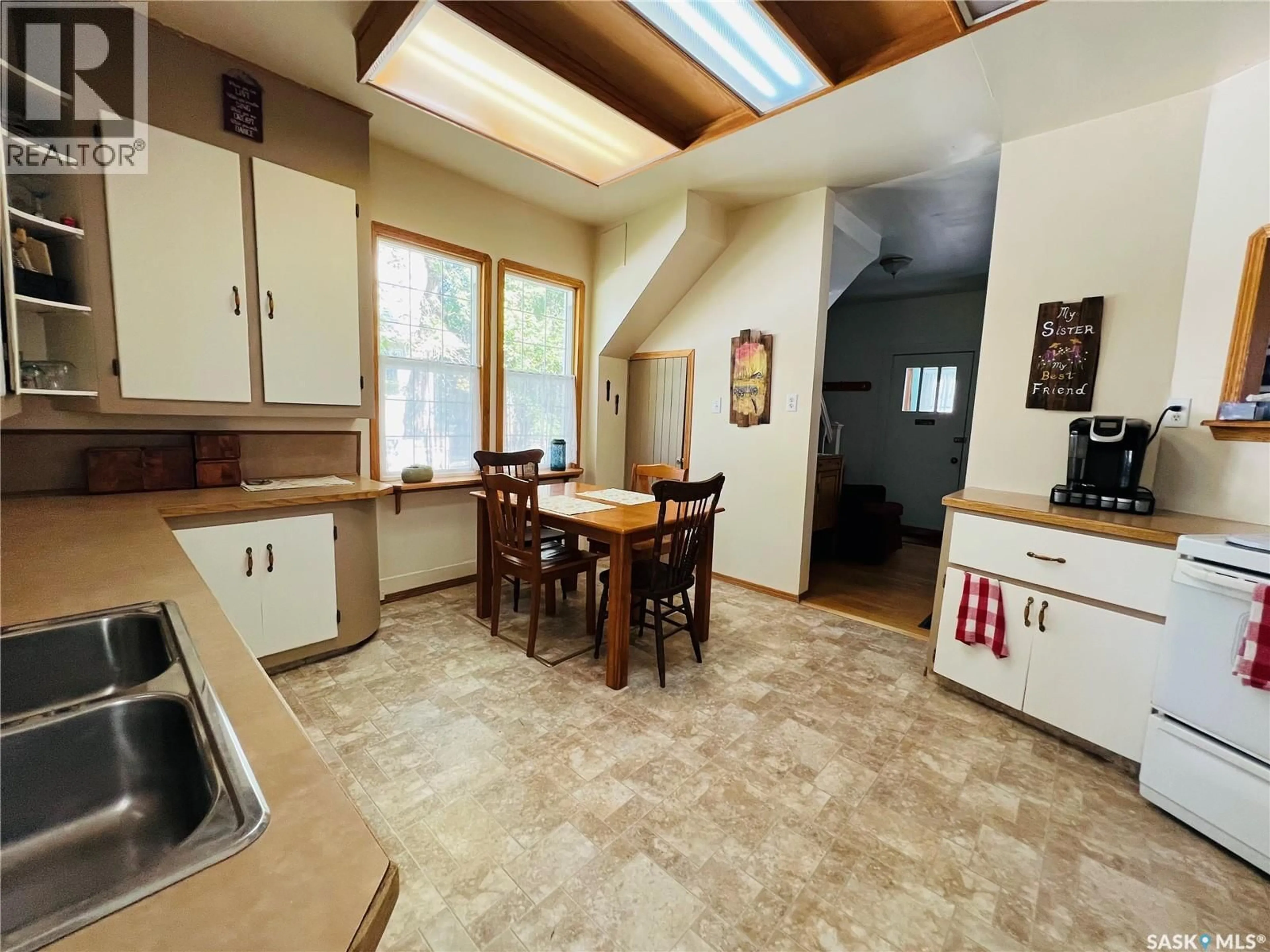 Open concept kitchen, ceramic/tile floor for 32 11TH AVENUE, Swift Current Saskatchewan S9H3R5
