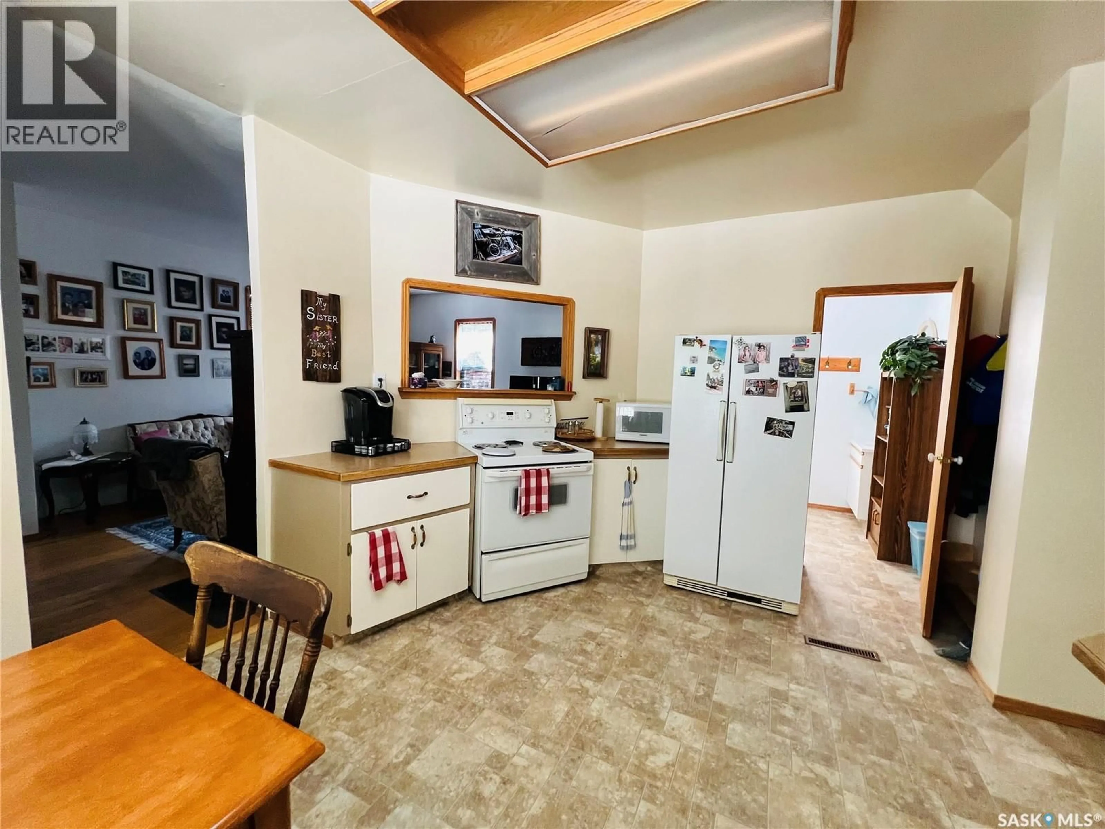 Standard kitchen, unknown for 32 11TH AVENUE, Swift Current Saskatchewan S9H3R5