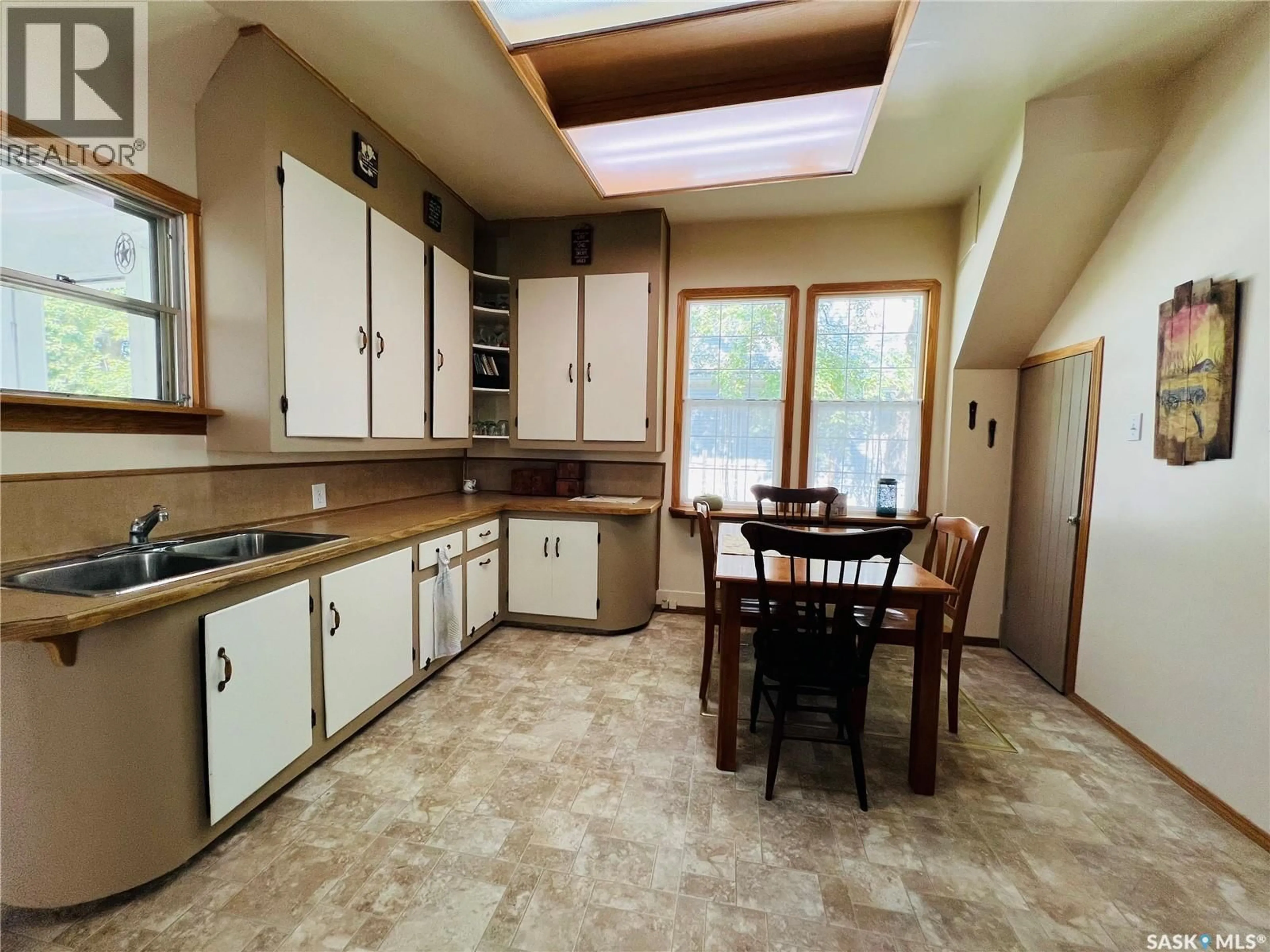 Open concept kitchen, ceramic/tile floor for 32 11TH AVENUE, Swift Current Saskatchewan S9H3R5