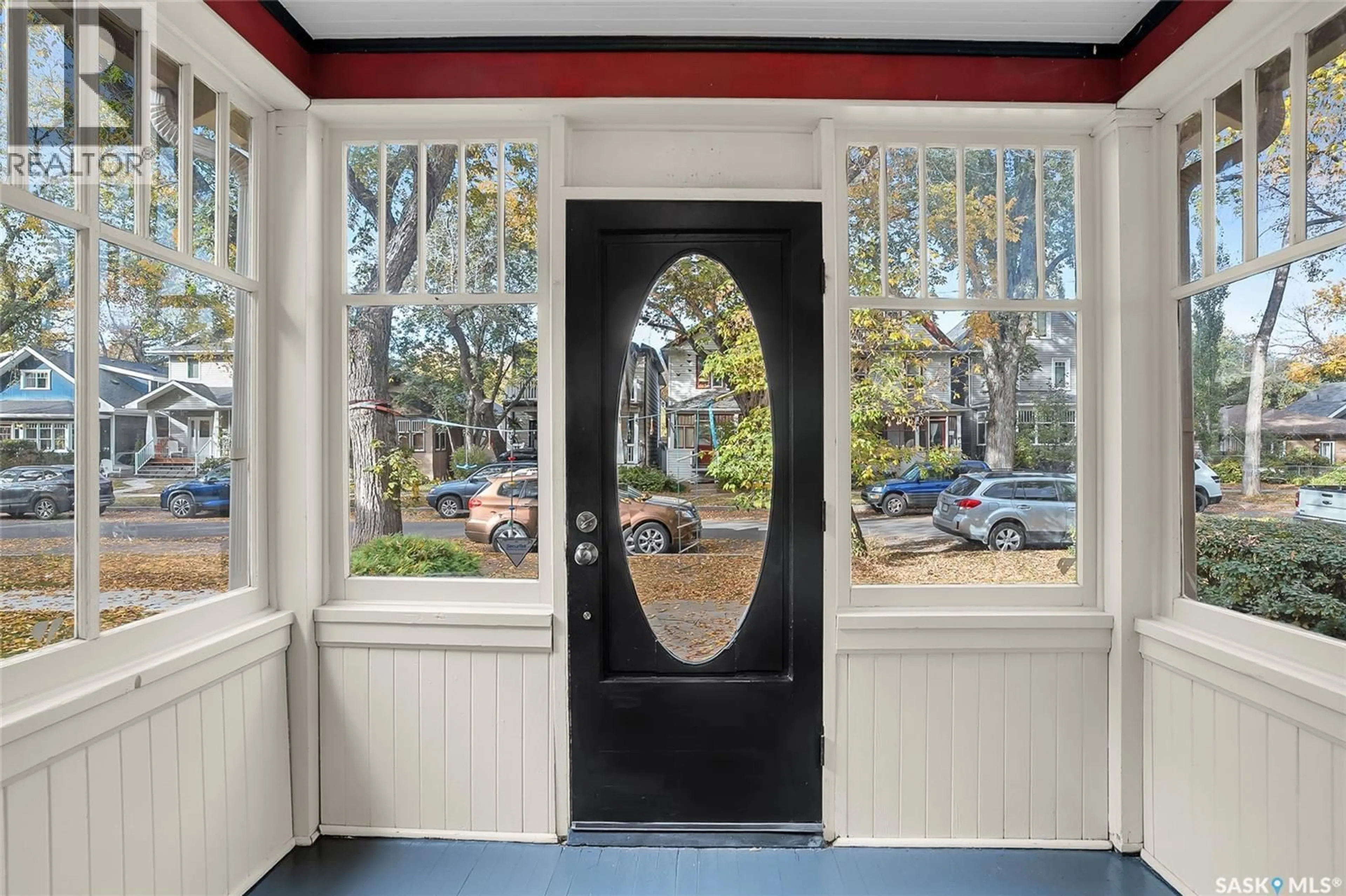 Indoor entryway for 420 6TH STREET, Saskatoon Saskatchewan S7H1B8