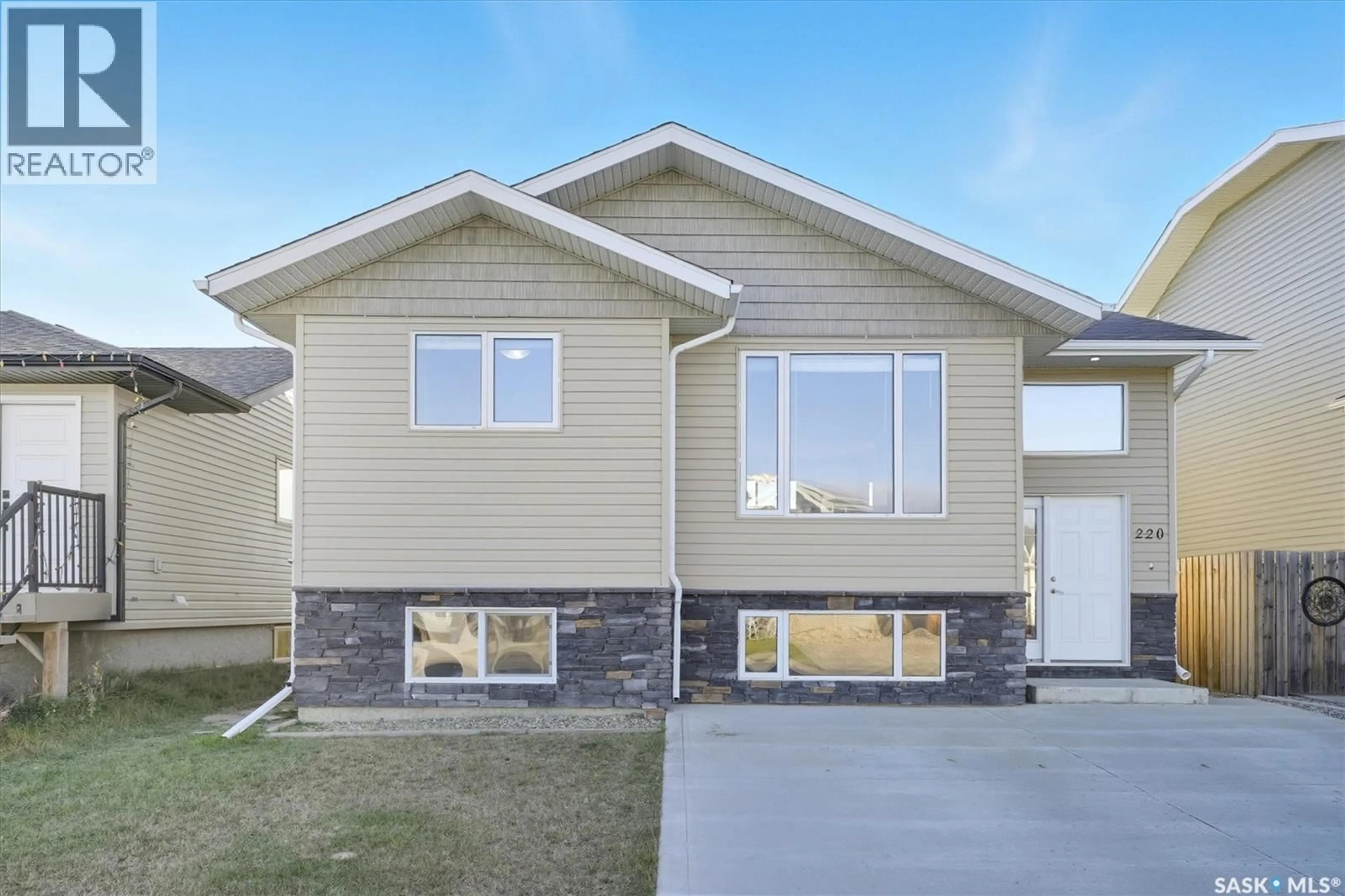 Home with vinyl exterior material, street for 220 WARWICK CRESCENT, Warman Saskatchewan S0K4S0