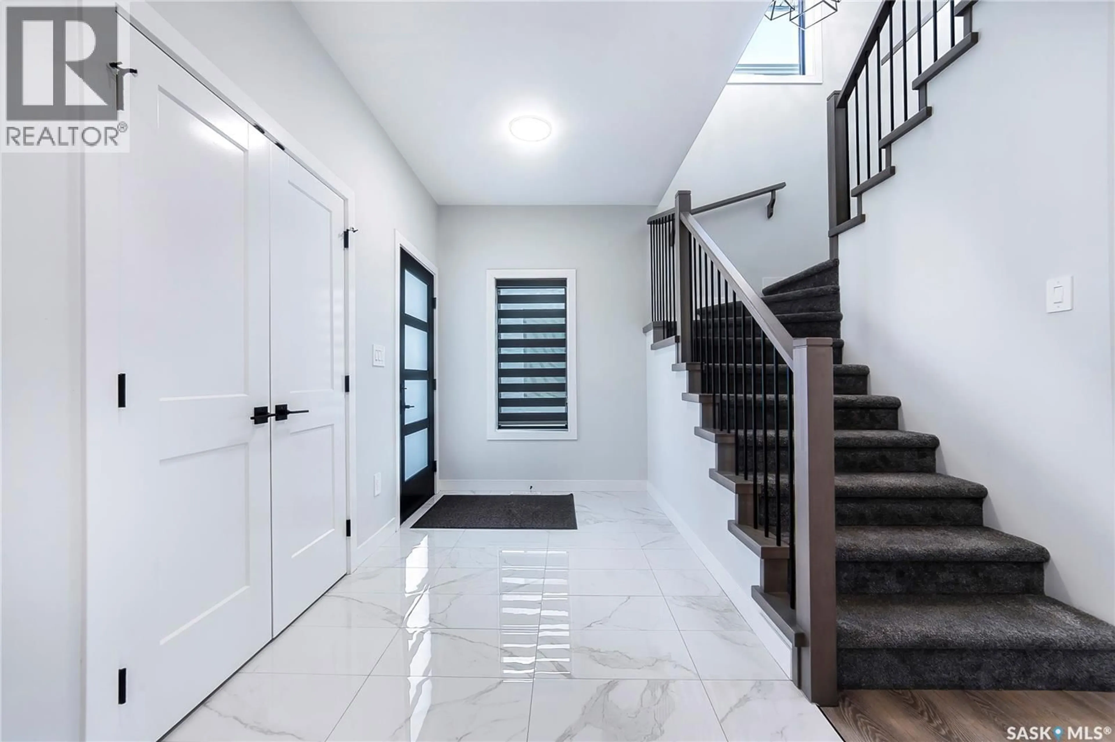 Indoor foyer for 639 UNDERHILL ROAD, Saskatoon Saskatchewan S7V1N8