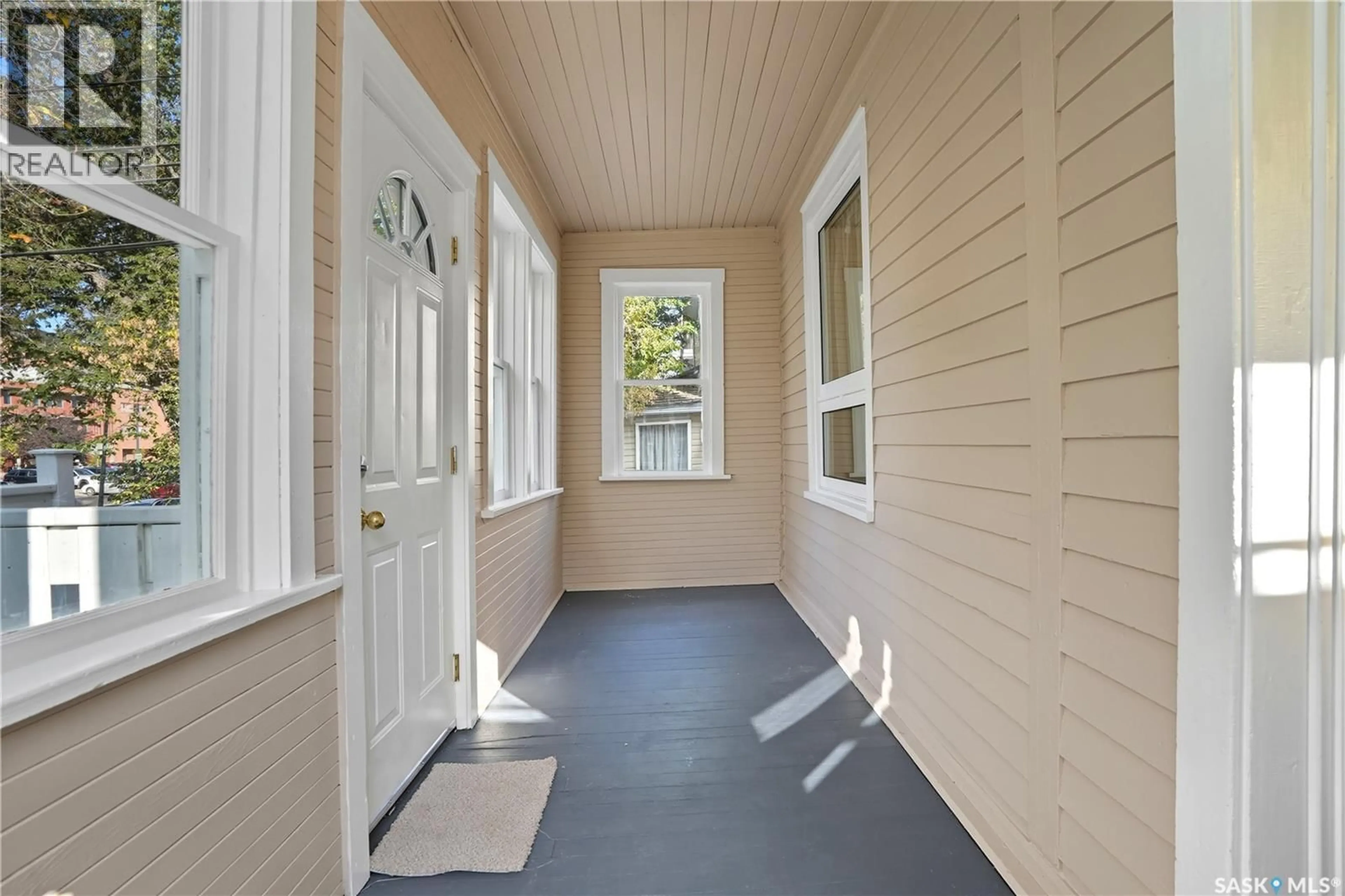 Indoor entryway for 1511 15TH AVENUE, Regina Saskatchewan S4P0Z4