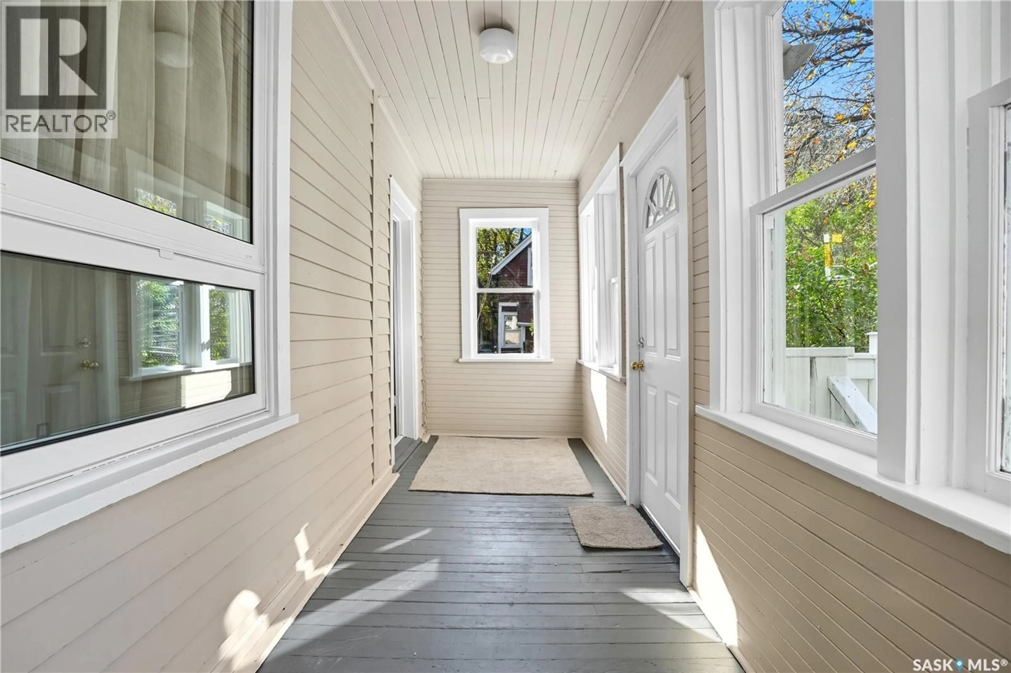 Indoor entryway for 1511 15TH AVENUE, Regina Saskatchewan S4P0Z4