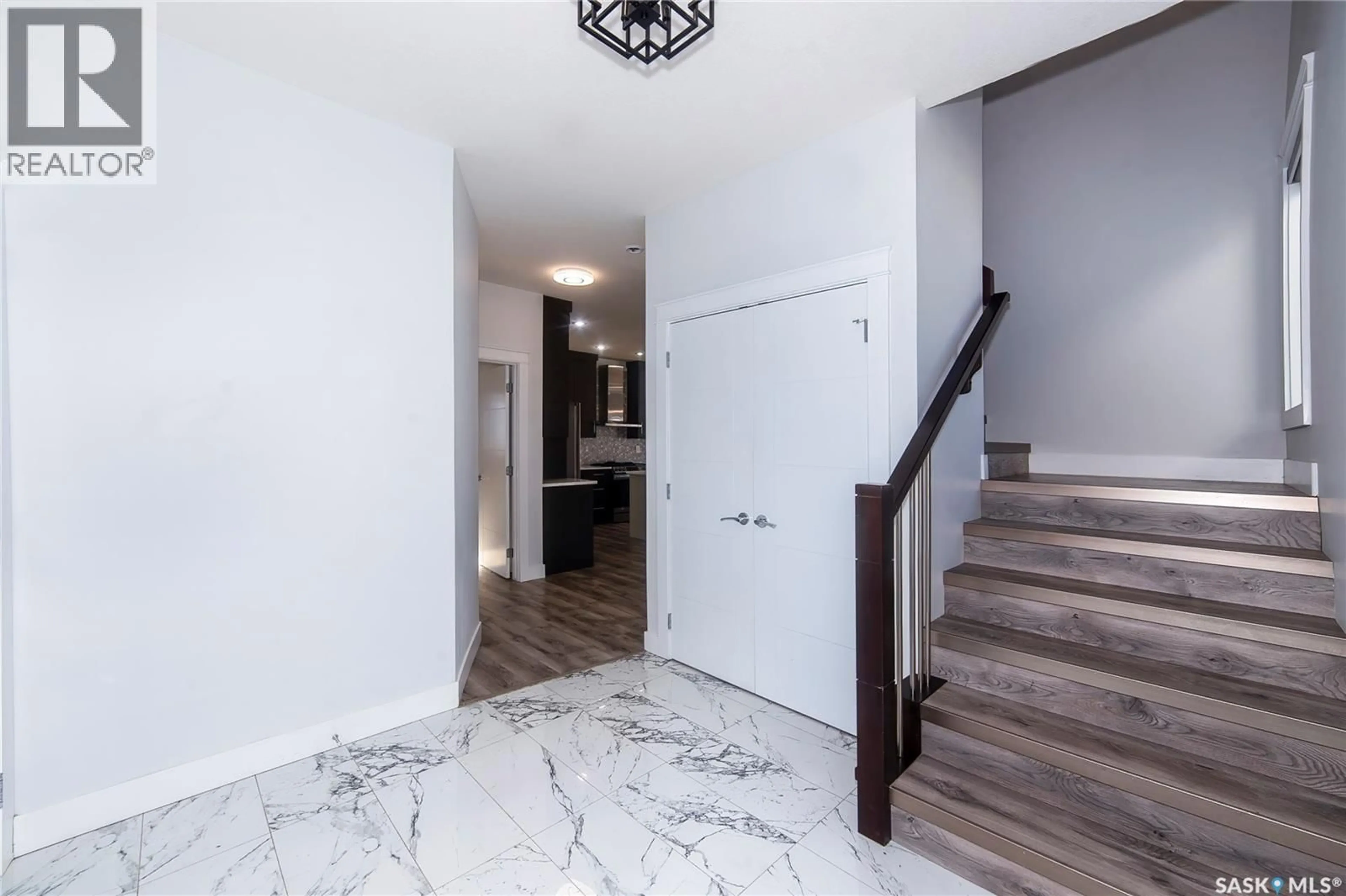 Indoor entryway for 547 KALRA STREET, Saskatoon Saskatchewan S7W1E8
