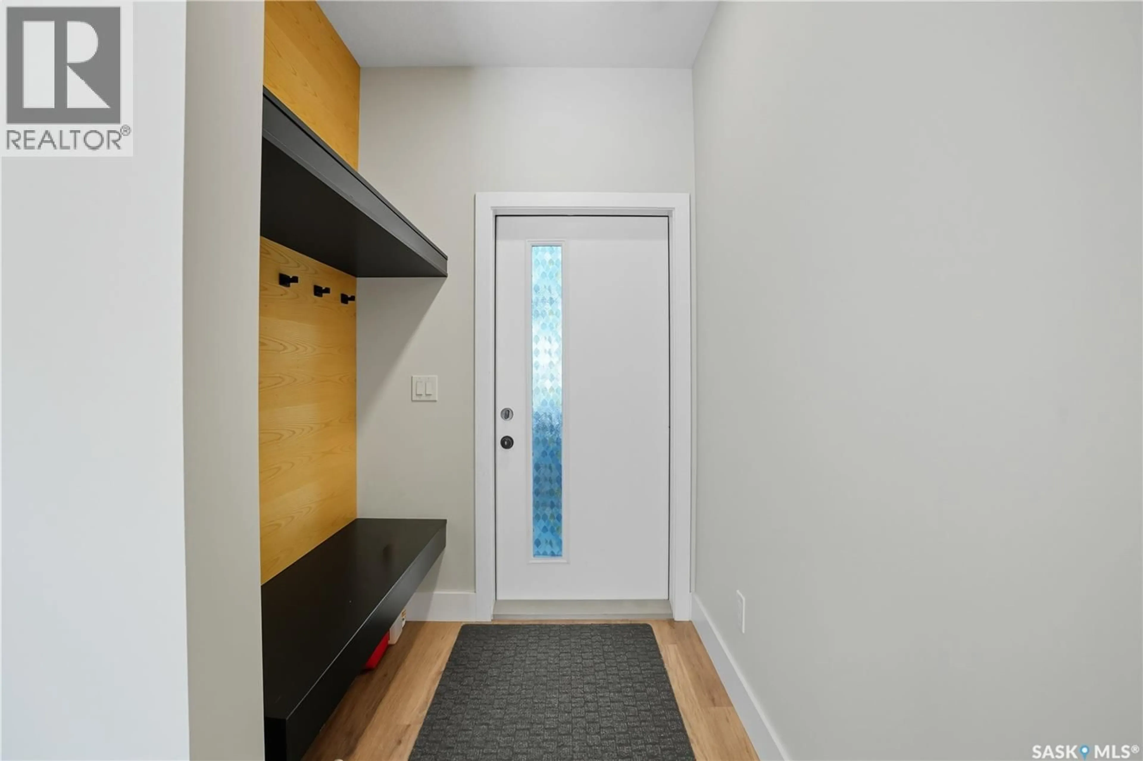 Indoor entryway for 319 25TH STREET, Saskatoon Saskatchewan S7L0C5