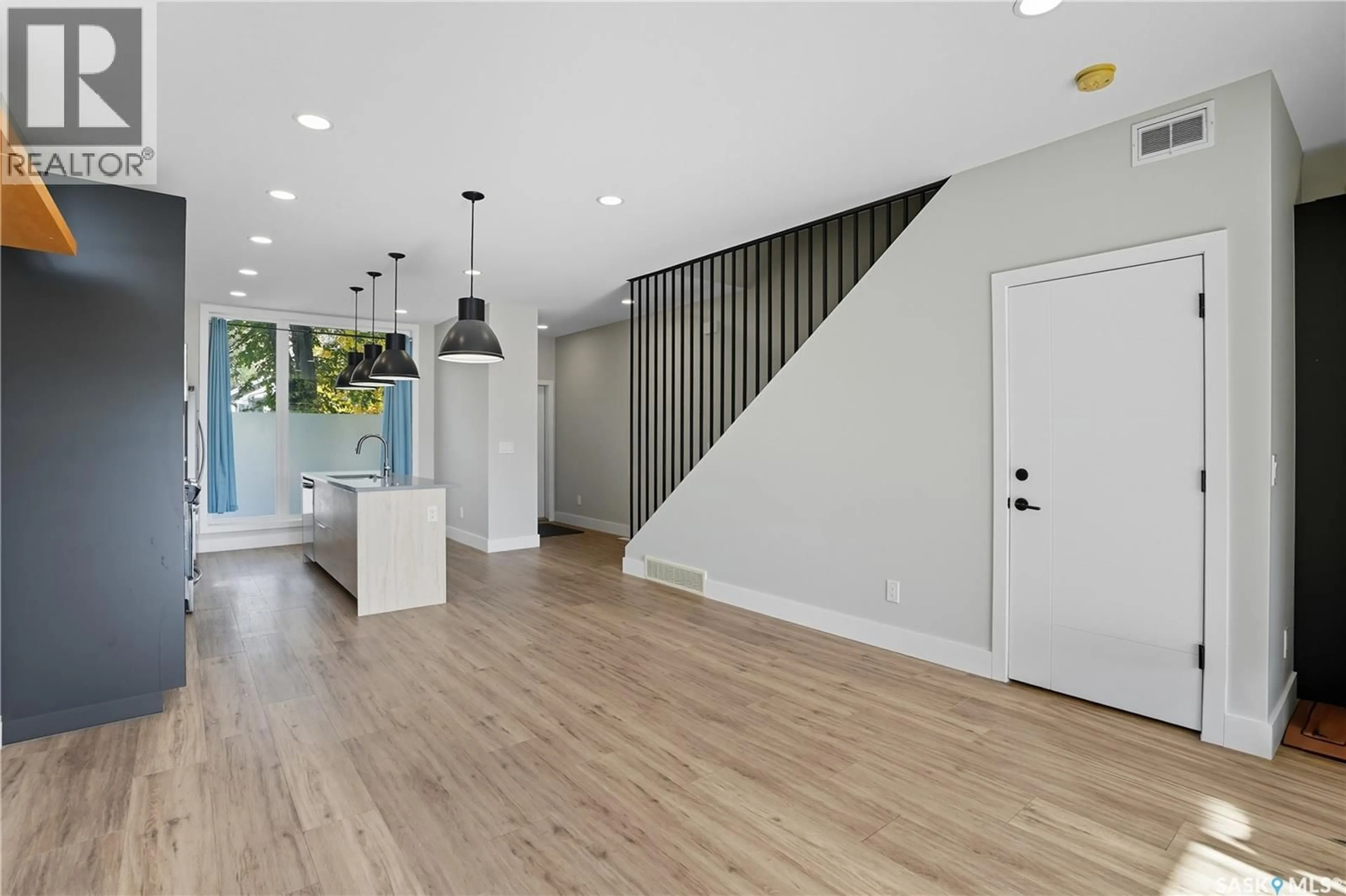 Indoor entryway for 319 25TH STREET, Saskatoon Saskatchewan S7L0C5