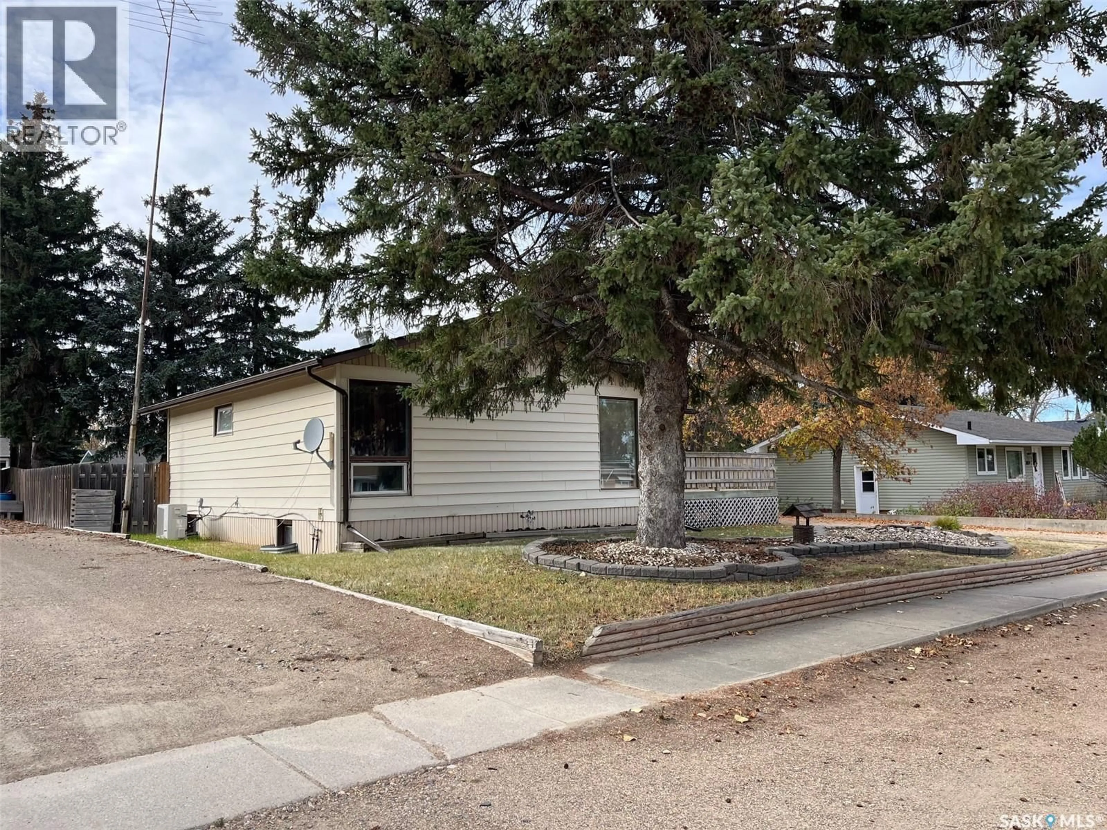 Home with vinyl exterior material, street for 522 1ST STREET, Lafleche Saskatchewan S0H2K0