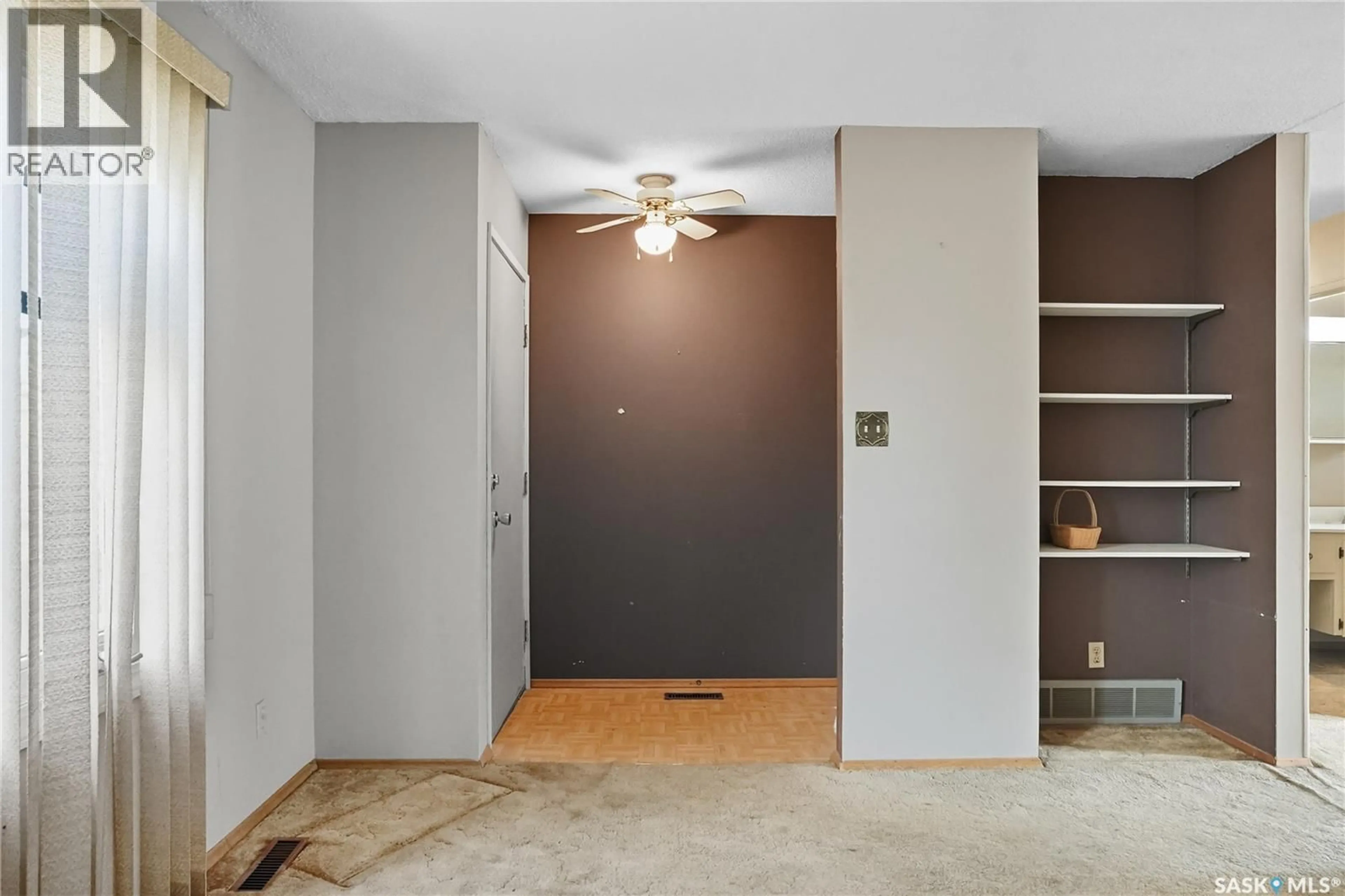 Indoor entryway for 838 6TH STREET, Saskatoon Saskatchewan S7H1C7