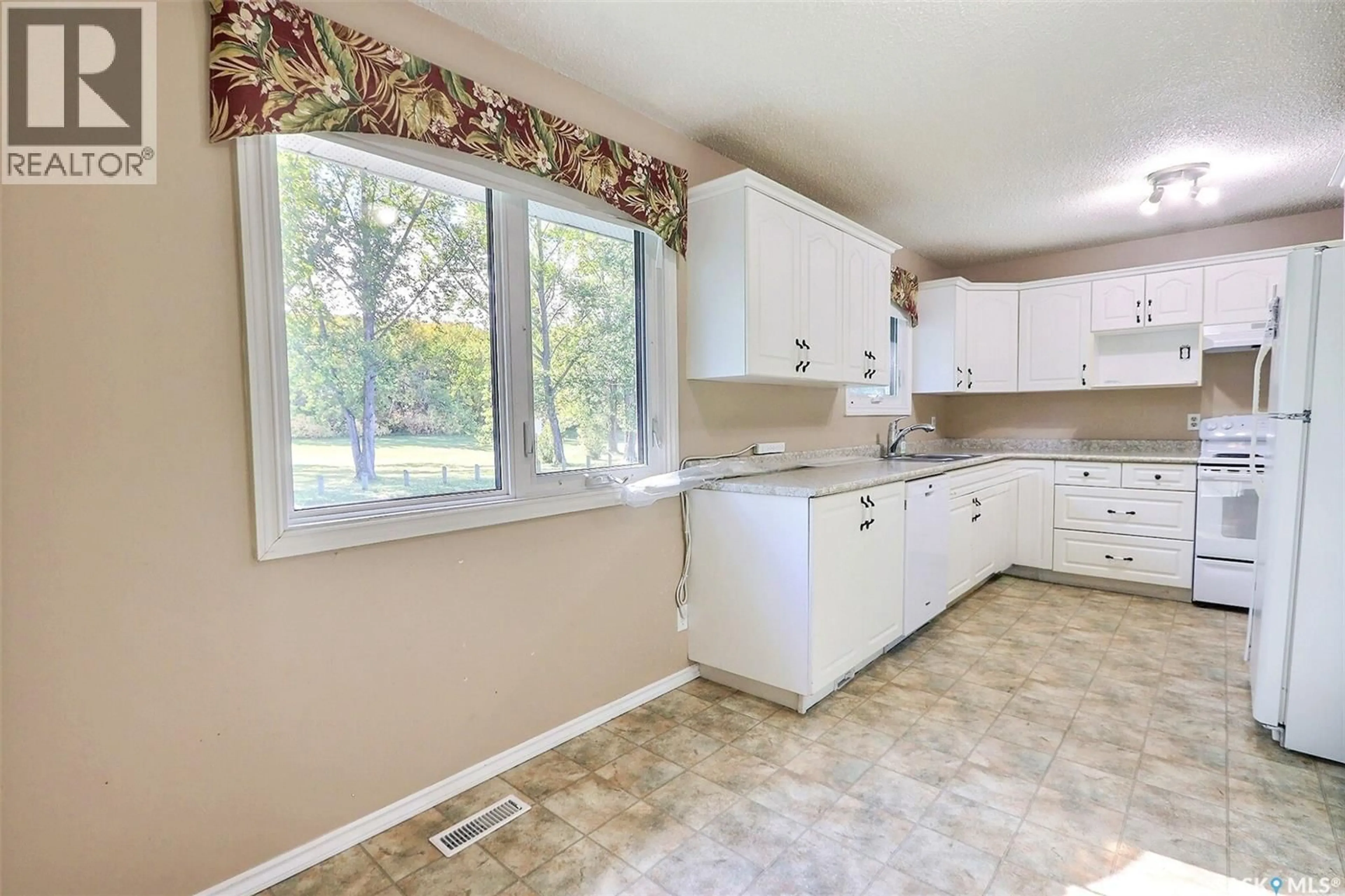 Standard kitchen, ceramic/tile floor for 165 MACDOWALL CRESCENT, Prince Albert Saskatchewan S6V6N4