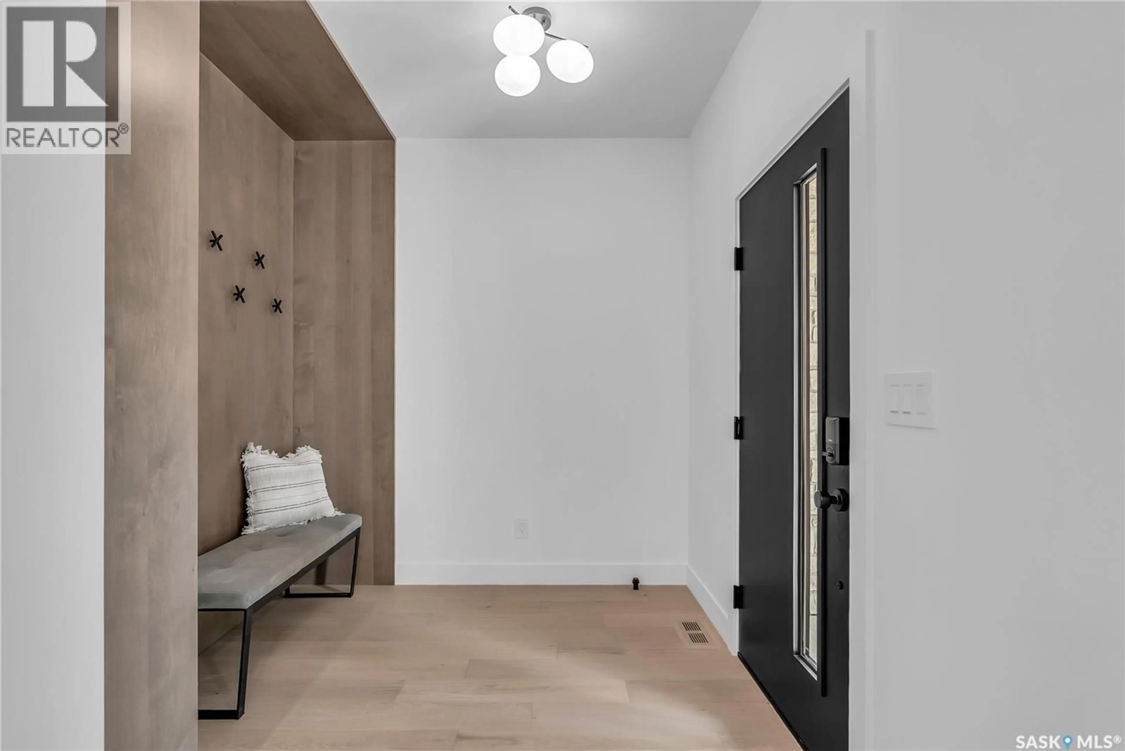 Indoor entryway for 1121 13TH STREET, Saskatoon Saskatchewan S7H0C1
