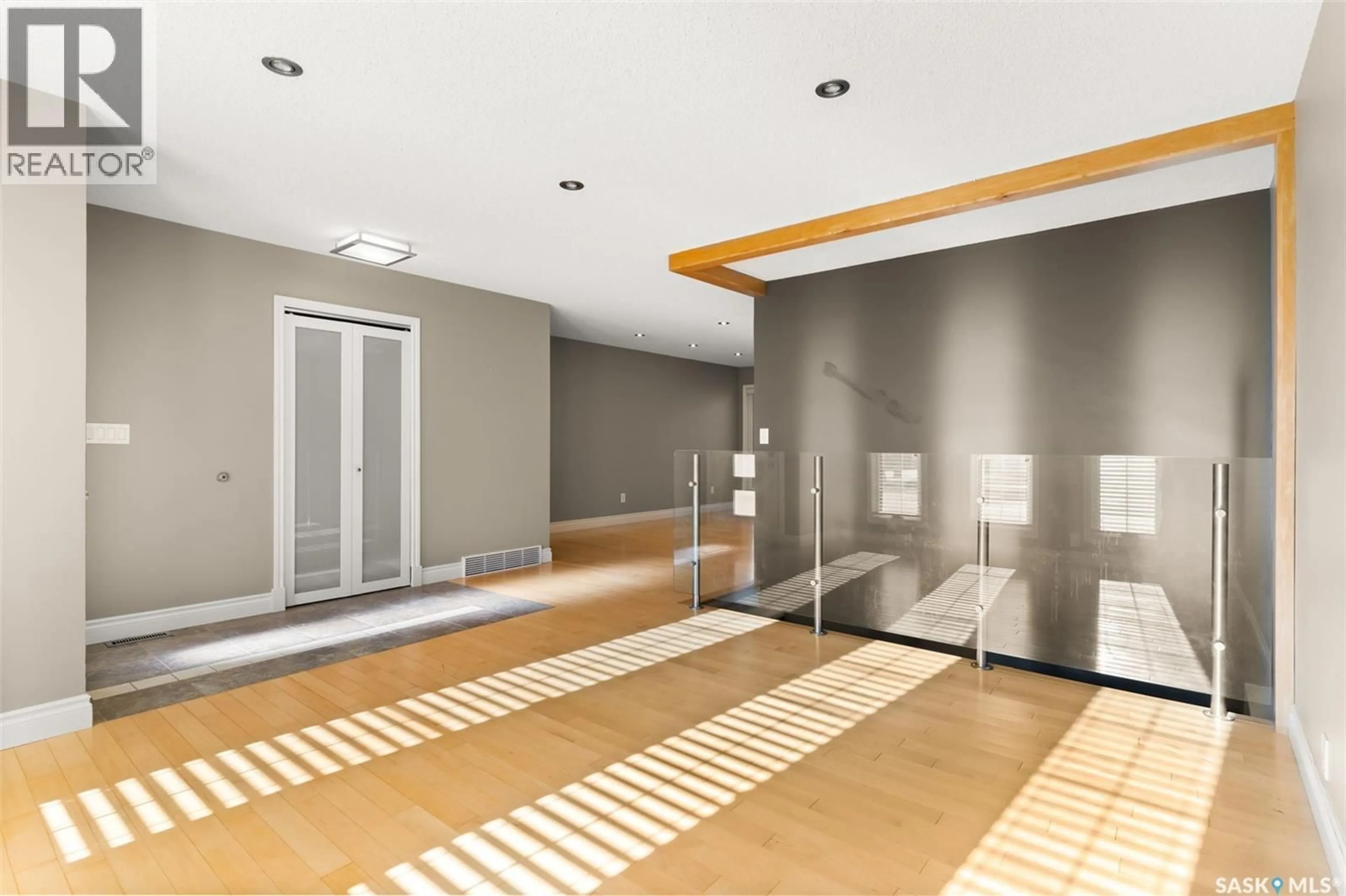 Indoor foyer for 2206 ASSINIBOINE AVENUE, Regina Saskatchewan S4V2E8