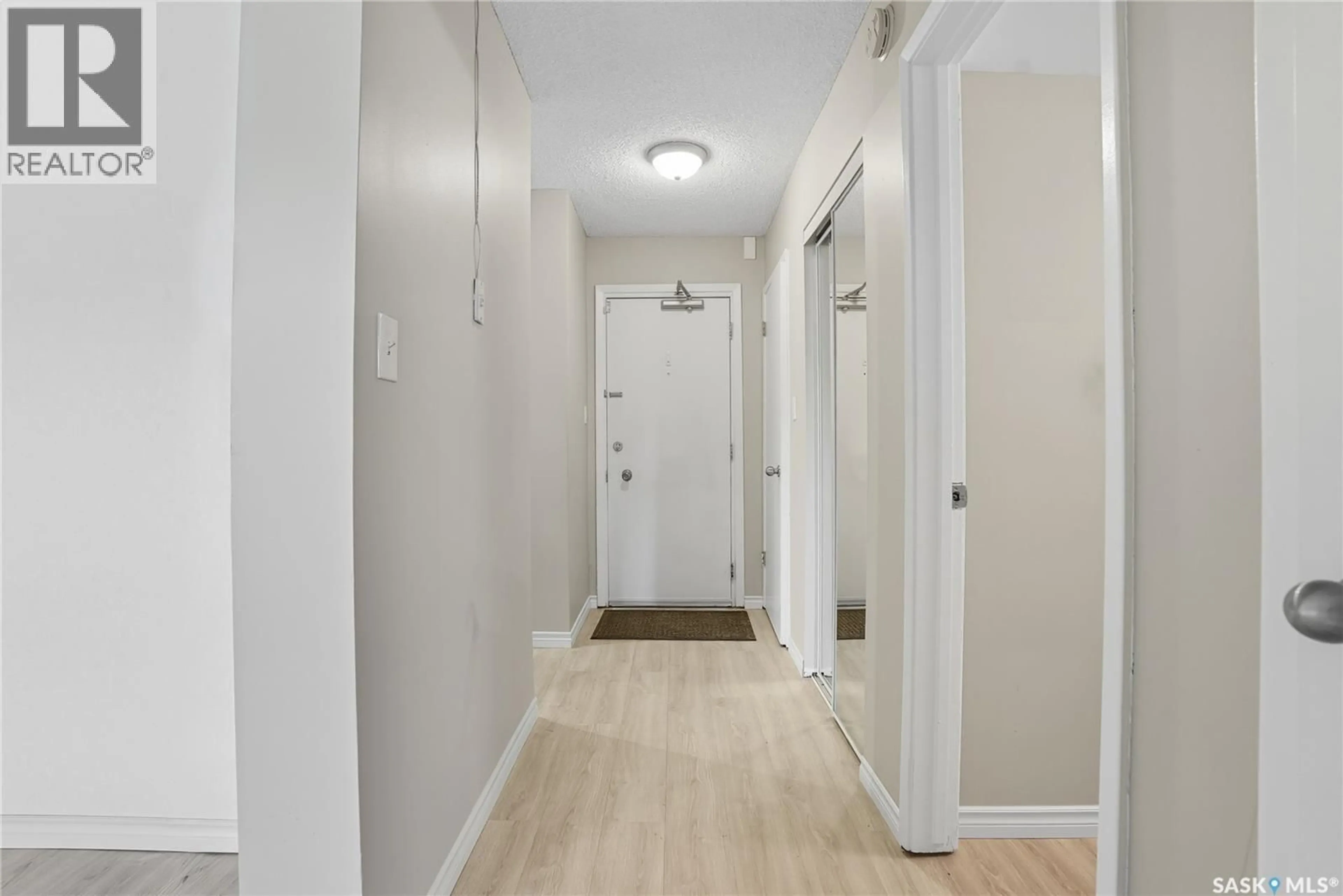 Indoor entryway for 5 - 103 COLUMBIA DRIVE, Saskatoon Saskatchewan S7K1E3