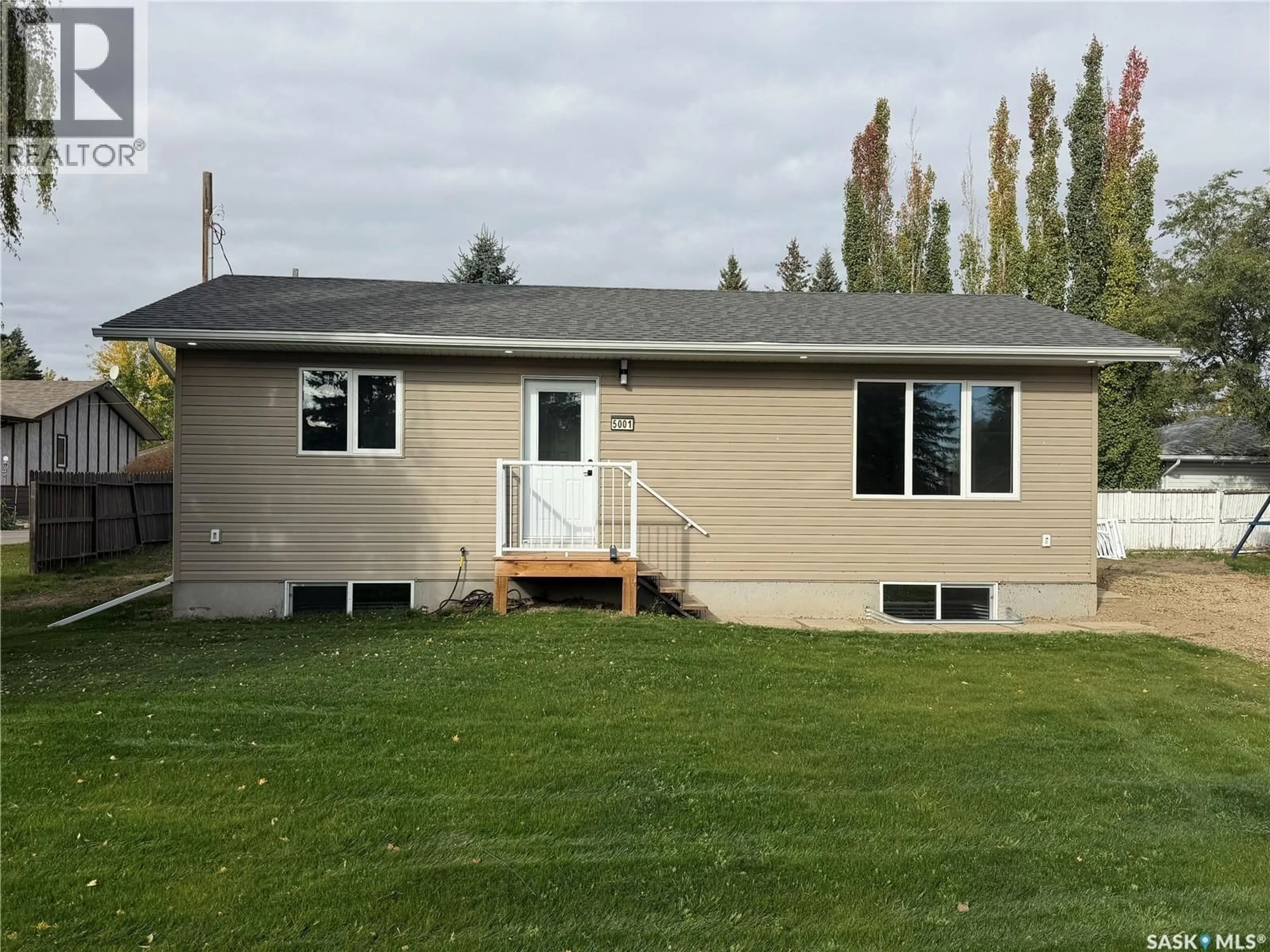 Home with vinyl exterior material, unknown for 5001 NEUFELD AVENUE, Waldheim Saskatchewan S0K4R0