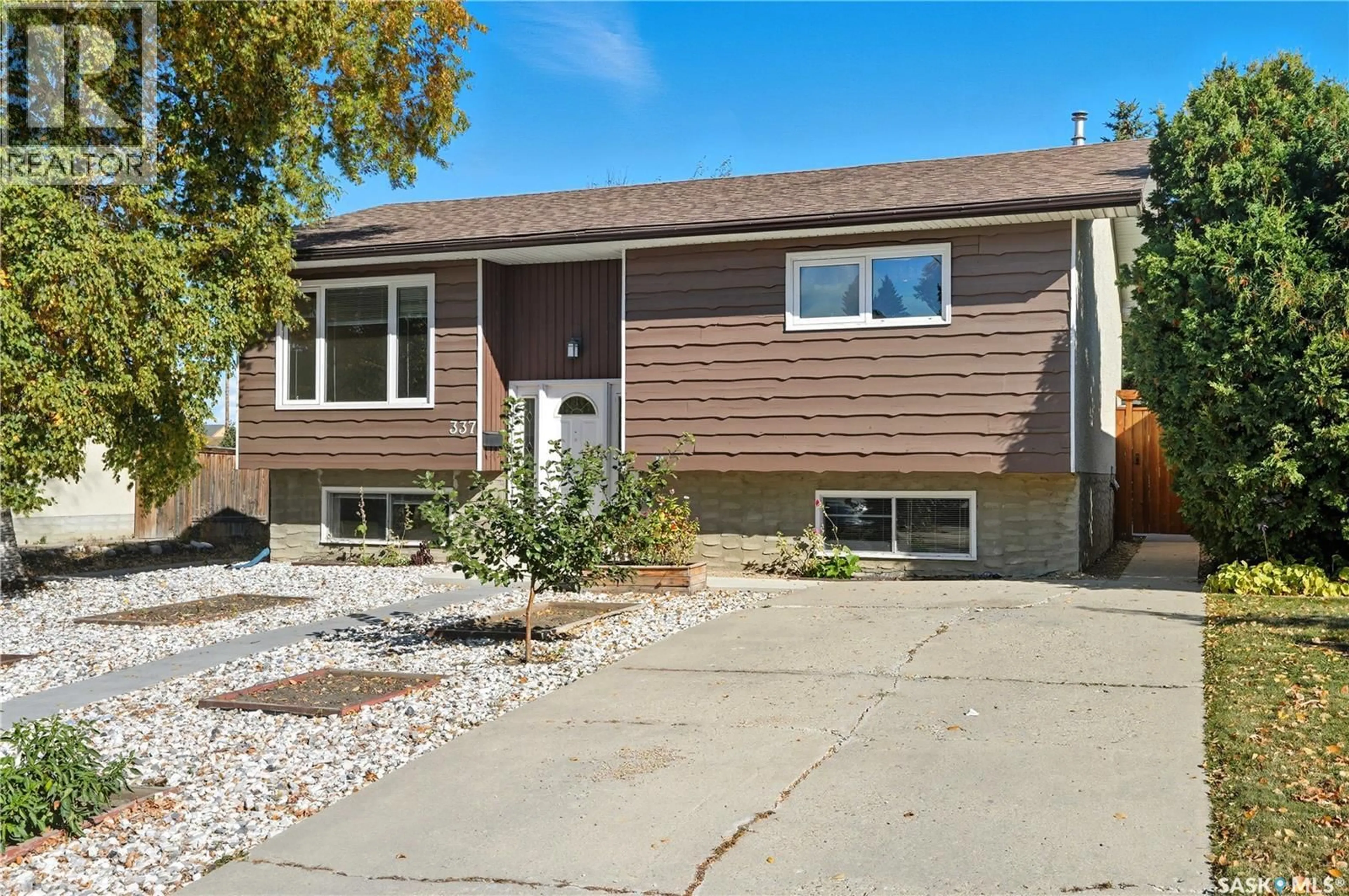 Home with vinyl exterior material, street for 337 BROCK CRESCENT, Saskatoon Saskatchewan S7H4N2